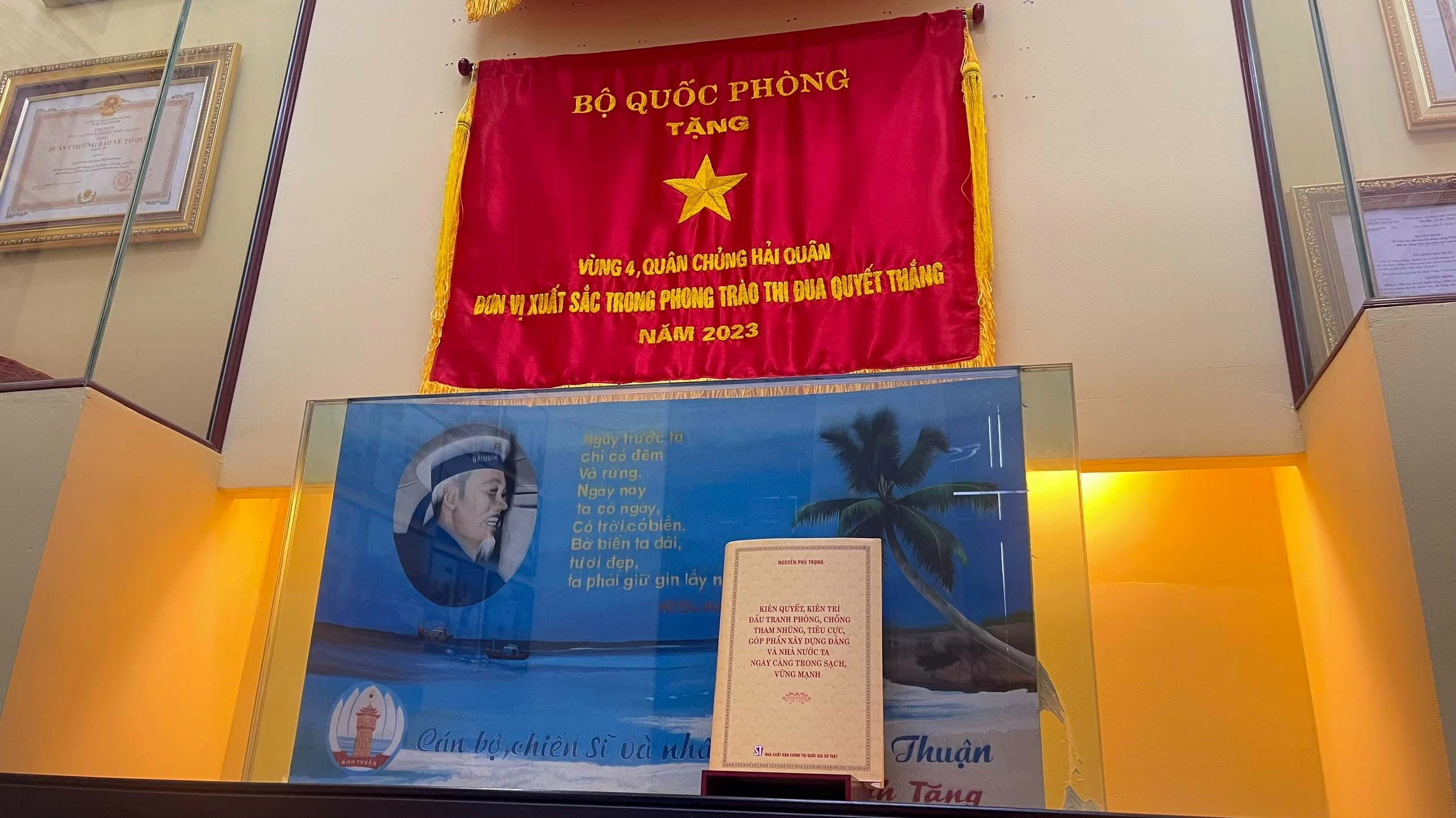 Tổng Bí thư Nguyễn Phú Trọng với cán bộ chiến sĩ Hải quân Tổng Bí thư Nguyễn Phú Trọng với cán bộ chiến sĩ Hải quân