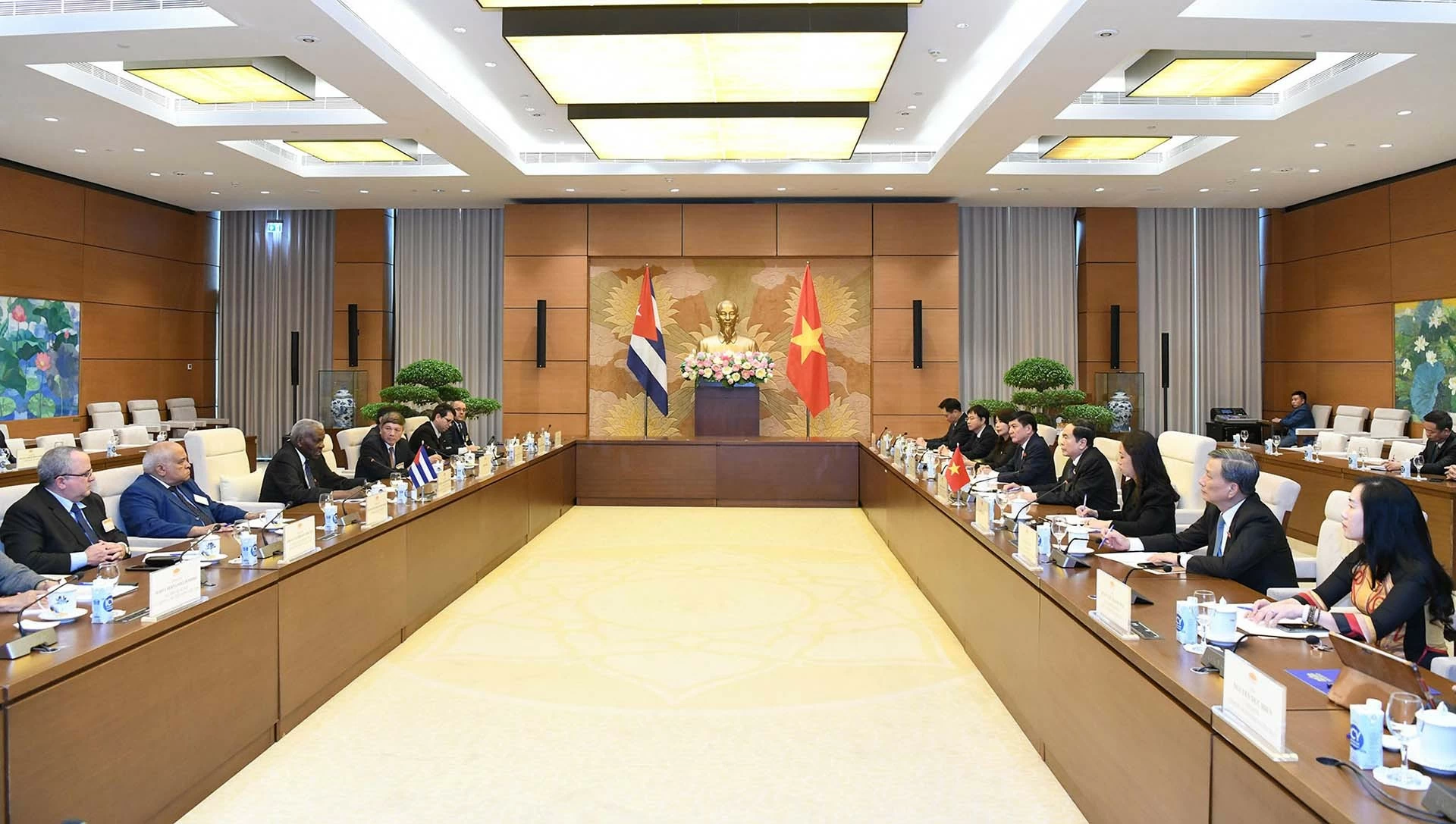 Chủ tịch Quốc hội Trần Thanh Mẫn tiếp Chủ tịch Quốc hội Cuba Esteban Lazo Hernandez. (Nguồn: daibieunhandan.vn) Chủ tịch Quốc hội Trần Thanh Mẫn tiếp Chủ tịch Quốc hội Cuba Esteban Lazo Hernandez. (Nguồn: daibieunhandan.vn)