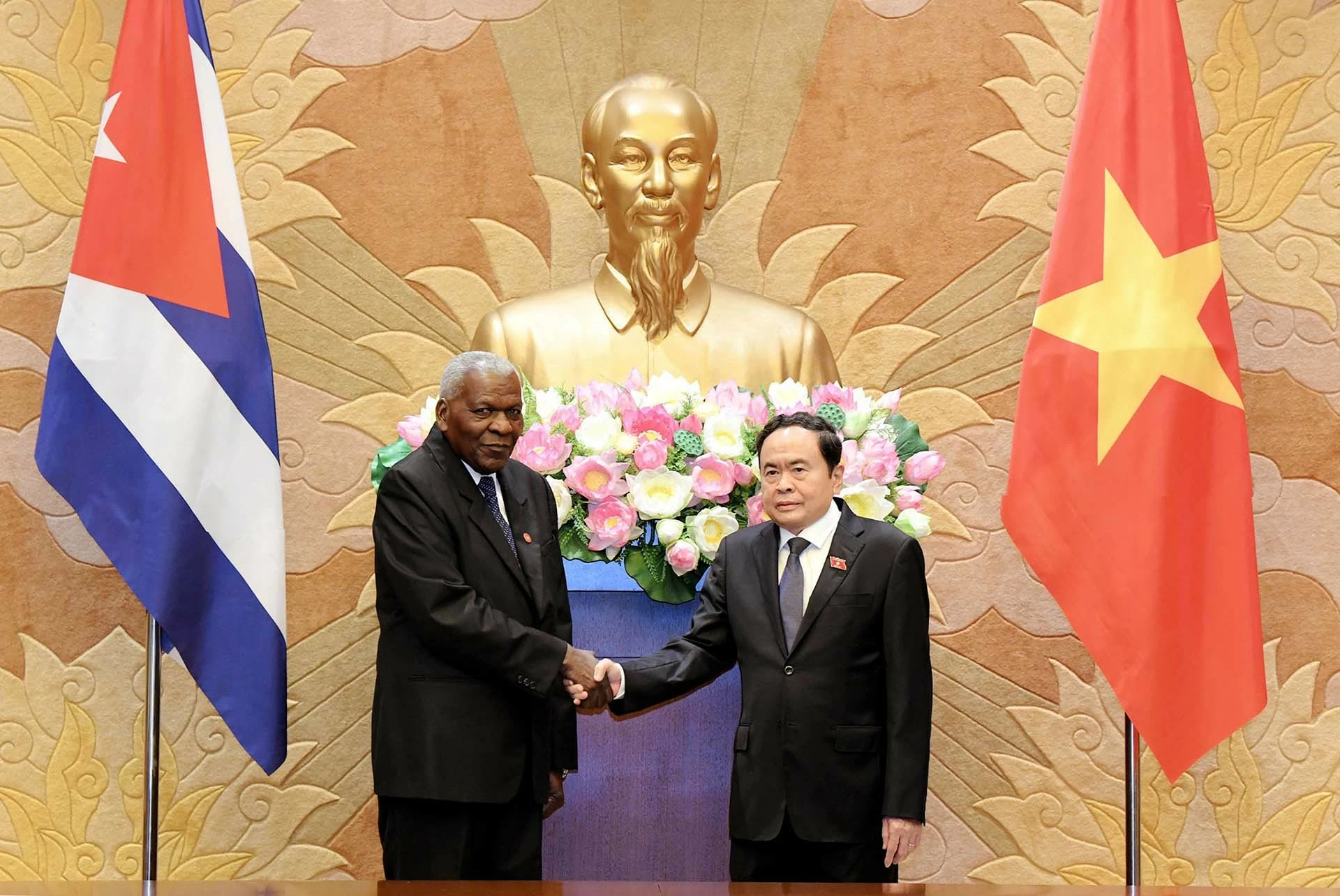 Chủ tịch Quốc hội Trần Thanh Mẫn tiếp Chủ tịch Quốc hội Cuba Esteban Lazo Hernandez. (Nguồn: daibieunhandan.vn) Chủ tịch Quốc hội Trần Thanh Mẫn tiếp Chủ tịch Quốc hội Cuba Esteban Lazo Hernandez. (Nguồn: daibieunhandan.vn)