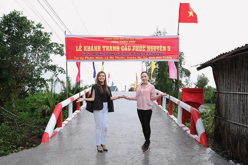 Á hậu Vivian Nguyên (phải) chia sẻ: Vivian Nguyên rất vui vì được tham gia nhiều hoạt động ý nghĩa. Mong được đồng hành cùng nhiều chương trình như thế này. Á hậu Vivian Nguyên (phải) chia sẻ: Vivian Nguyên rất vui vì được tham gia nhiều hoạt động ý nghĩa. Mong được đồng hành cùng nhiều chương trình như thế này.