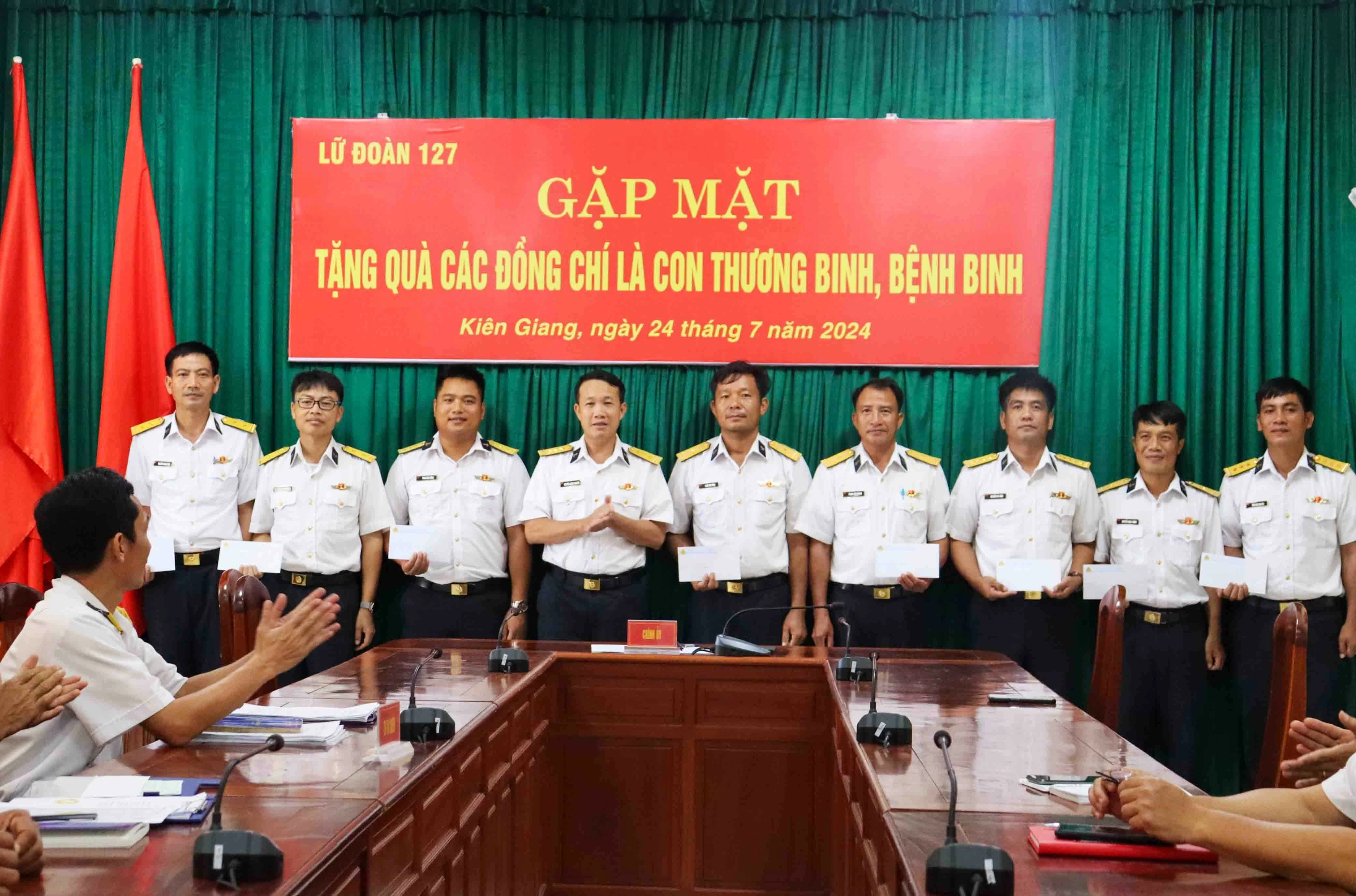 Lữ đoàn 127 gặp mặt, tặng quà thân nhân thương binh, bệnh binh Lữ đoàn 127 gặp mặt, tặng quà thân nhân thương binh, bệnh binh