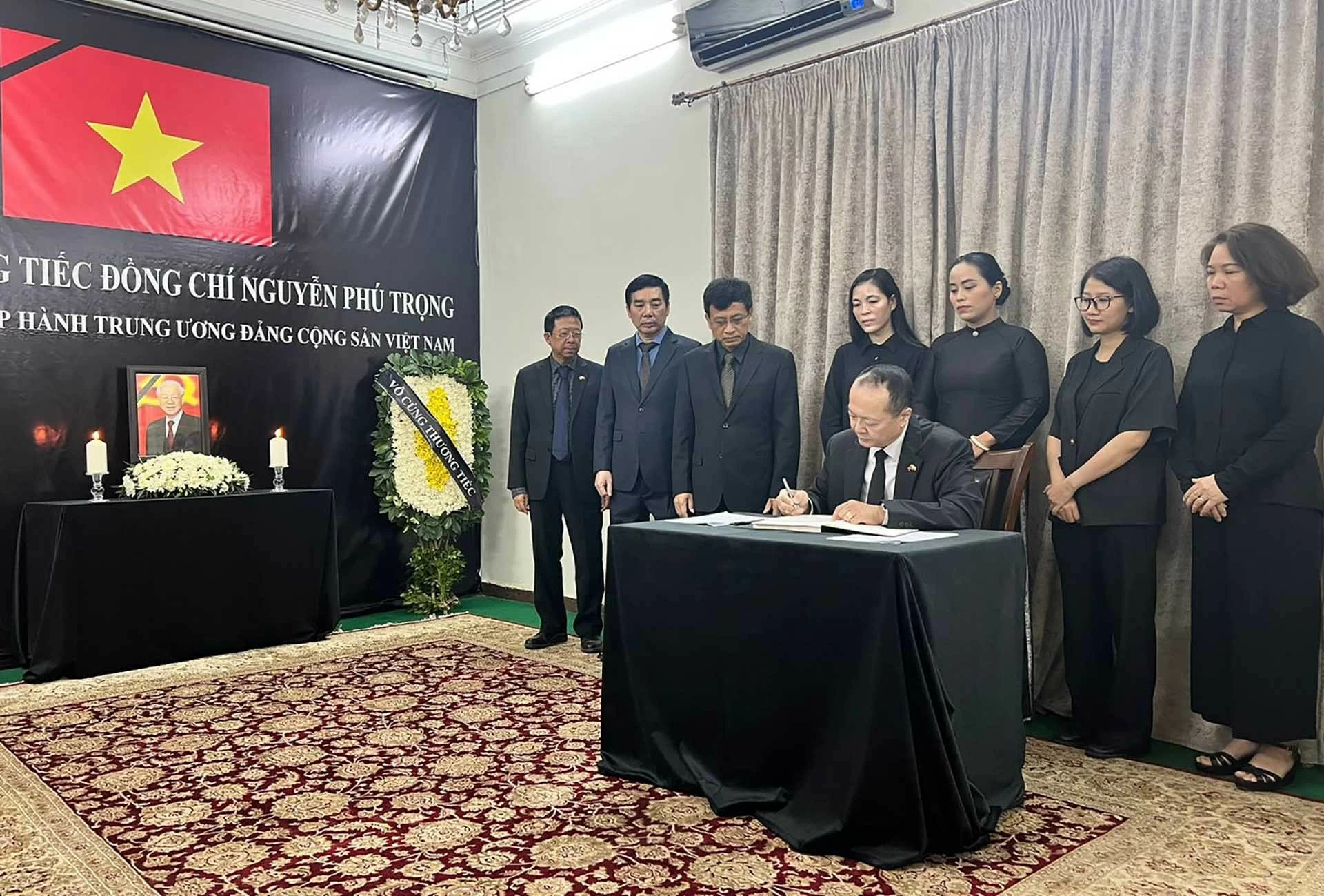 Đại sứ Nguyễn Huy Dũng ghi sổ tang chia buồn. Đại sứ Nguyễn Huy Dũng ghi sổ tang chia buồn.