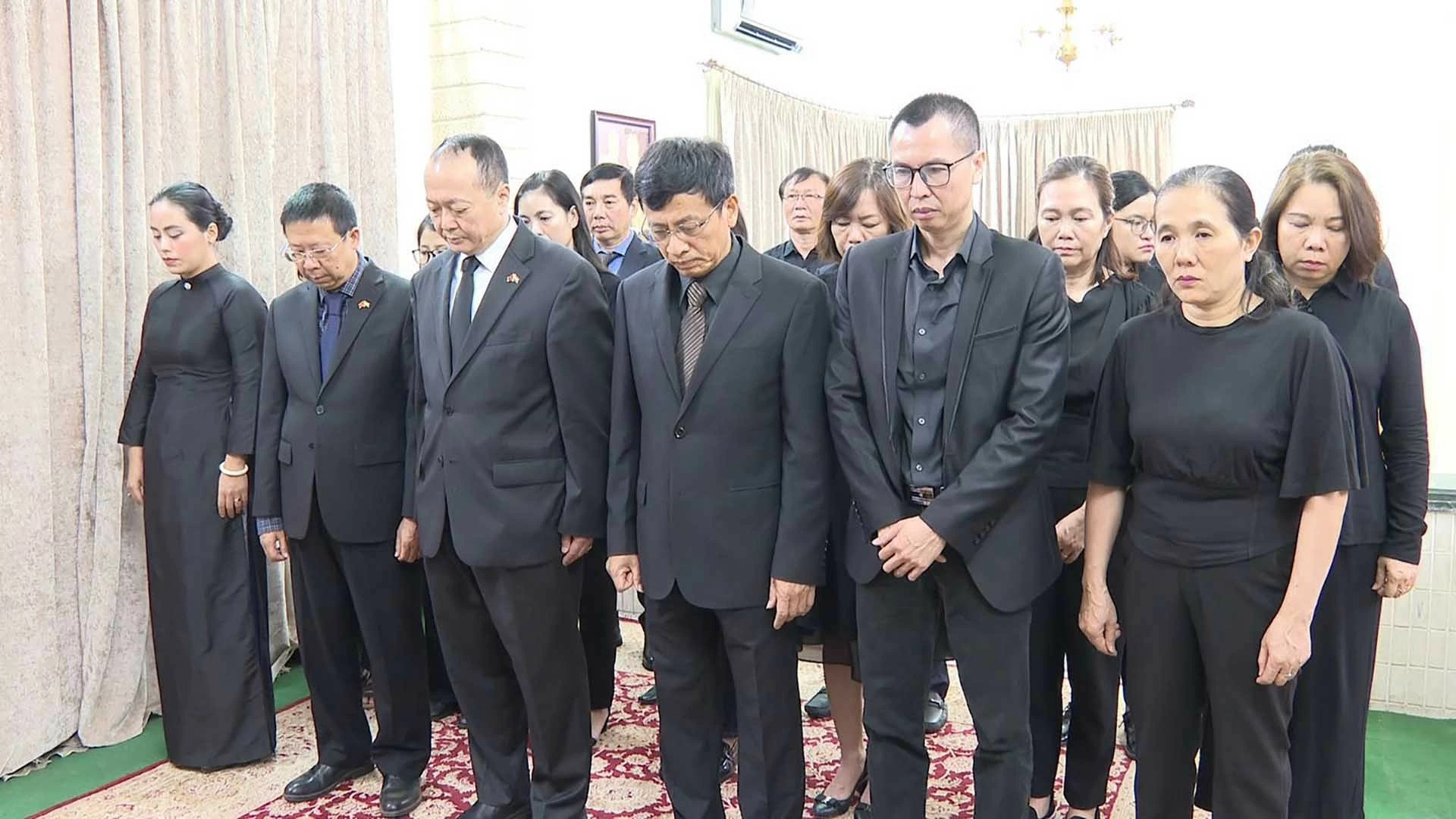 Tập thể Đại sứ quán Việt Nam tại Ai Cập tưởng niệm Tổng Bí thư Nguyễn Phú Trọng. Tập thể Đại sứ quán Việt Nam tại Ai Cập tưởng niệm Tổng Bí thư Nguyễn Phú Trọng.