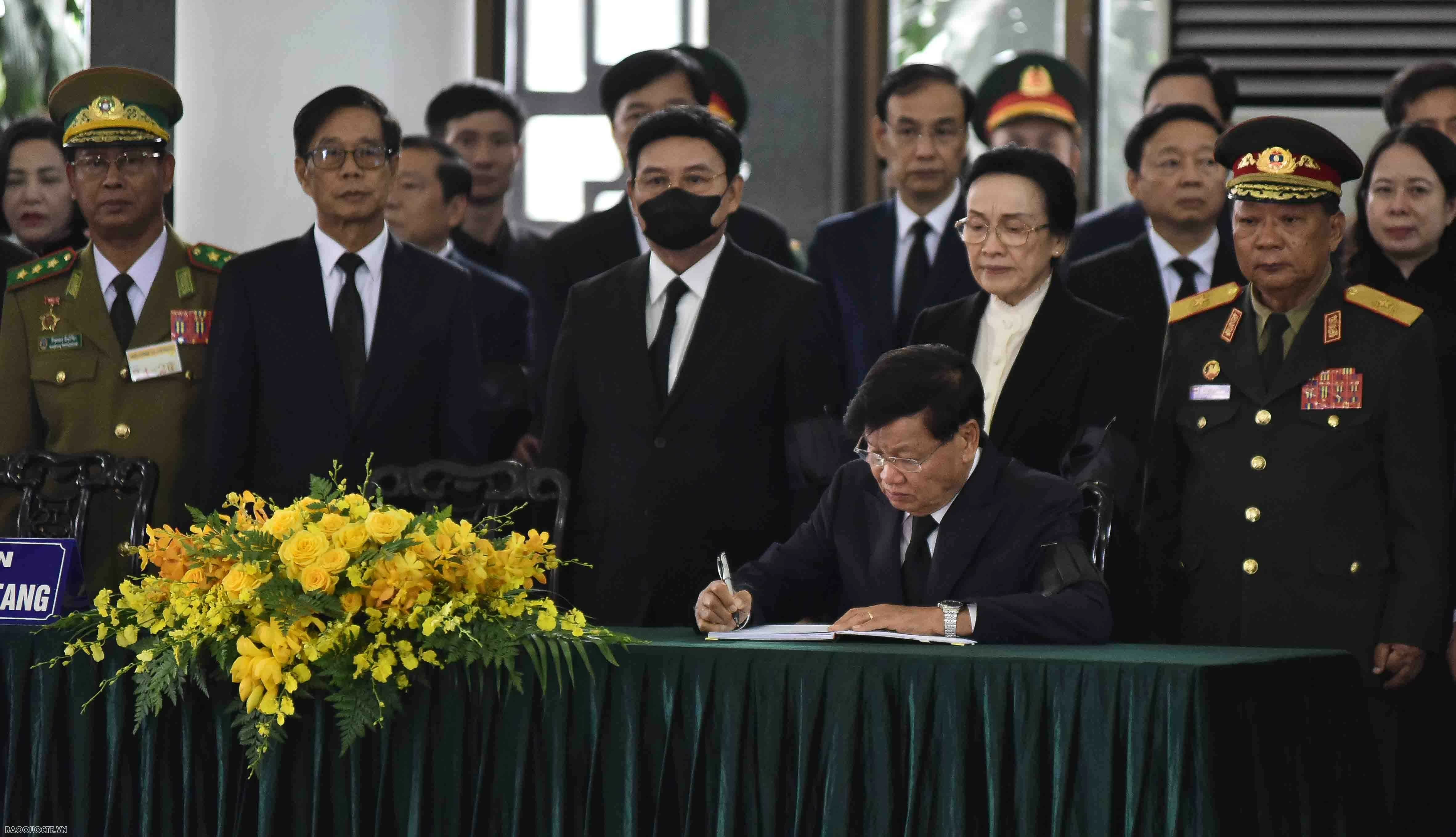 6. Người dân vào viếng Tổng Bí thư Nguyễn Phú Trọng 6. Người dân vào viếng Tổng Bí thư Nguyễn Phú Trọng