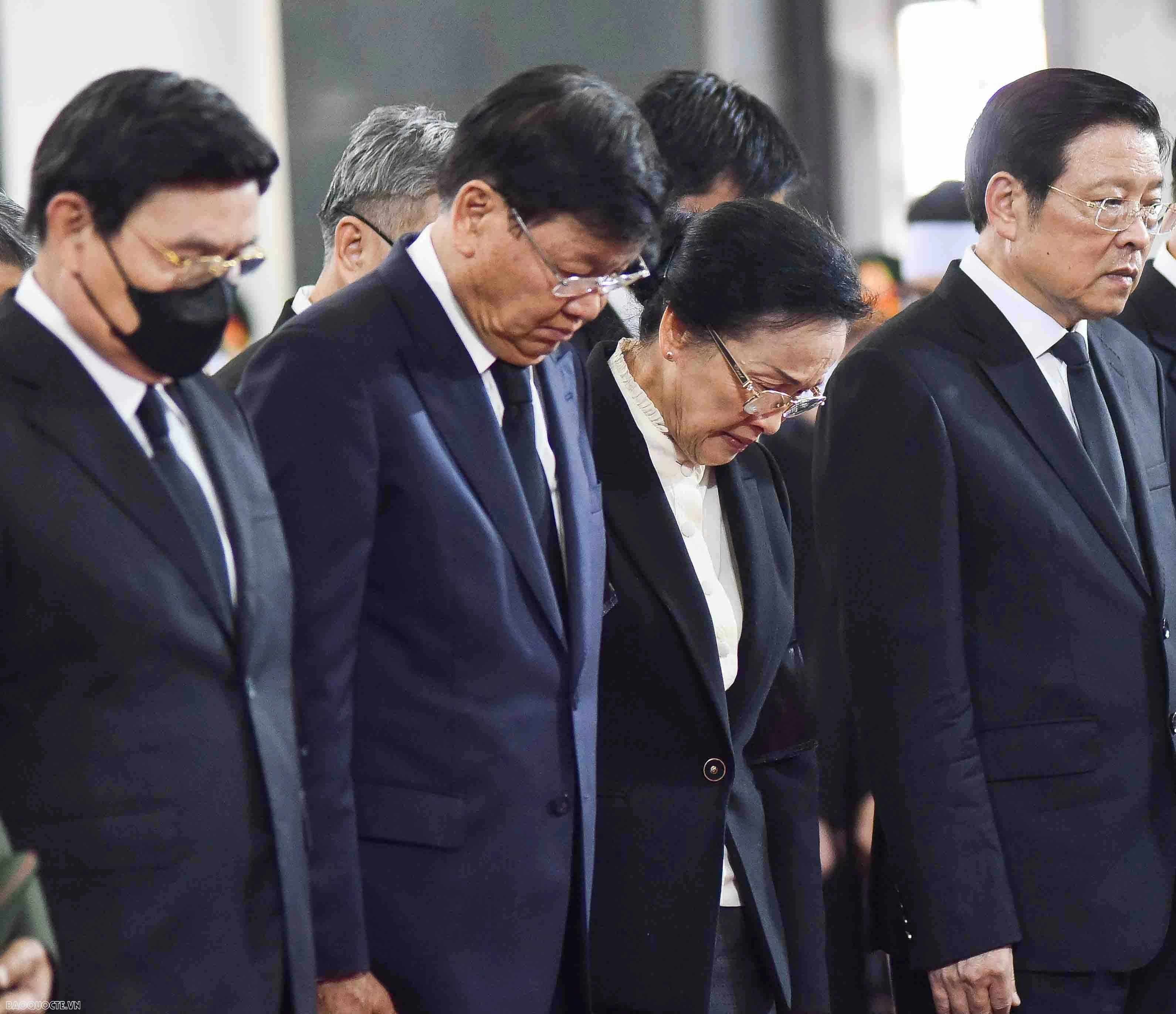 Tổng Bí thư, Chủ tịch nước Thongloun Sisoulith và Phu nhân viếng Tổng Bí thư Nguyễn Phú Trọng Tổng Bí thư, Chủ tịch nước Thongloun Sisoulith và Phu nhân viếng Tổng Bí thư Nguyễn Phú Trọng