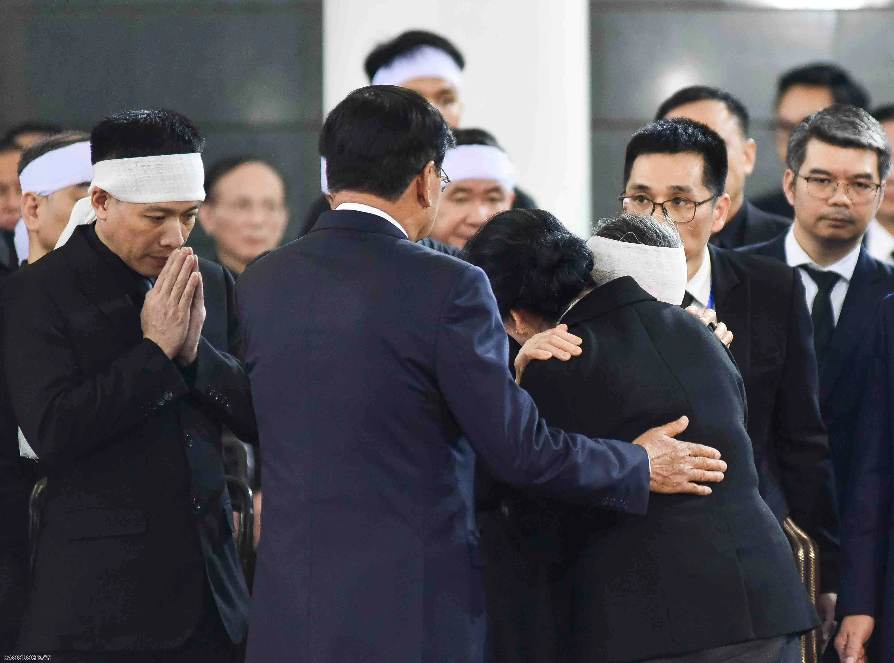 Tổng Bí thư, Chủ tịch nước Thongloun Sisoulith và Phu nhân viếng Tổng Bí thư Nguyễn Phú Trọng Tổng Bí thư, Chủ tịch nước Thongloun Sisoulith và Phu nhân viếng Tổng Bí thư Nguyễn Phú Trọng