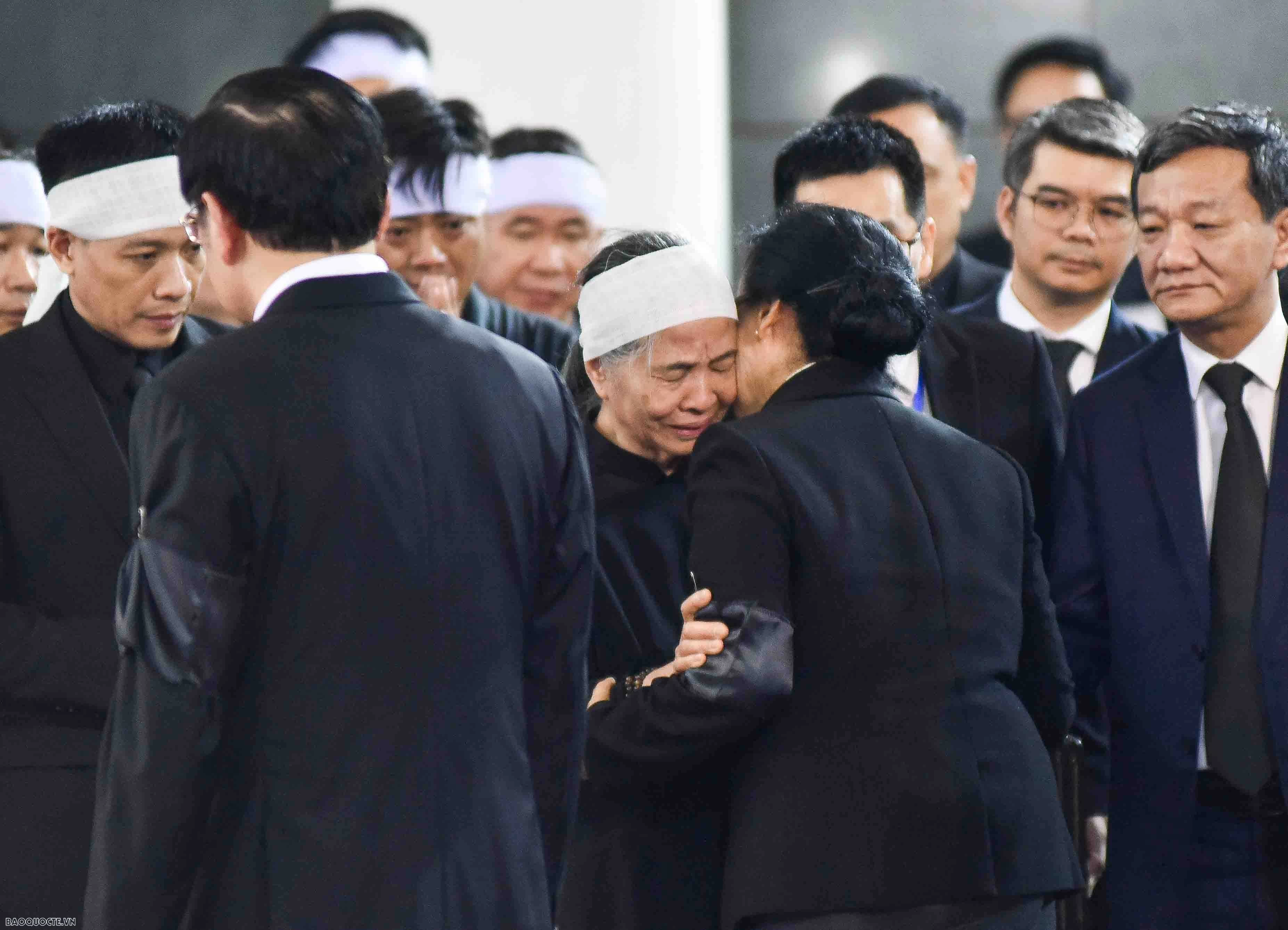 Tổng Bí thư, Chủ tịch nước Thongloun Sisoulith và Phu nhân viếng Tổng Bí thư Nguyễn Phú Trọng Tổng Bí thư, Chủ tịch nước Thongloun Sisoulith và Phu nhân viếng Tổng Bí thư Nguyễn Phú Trọng