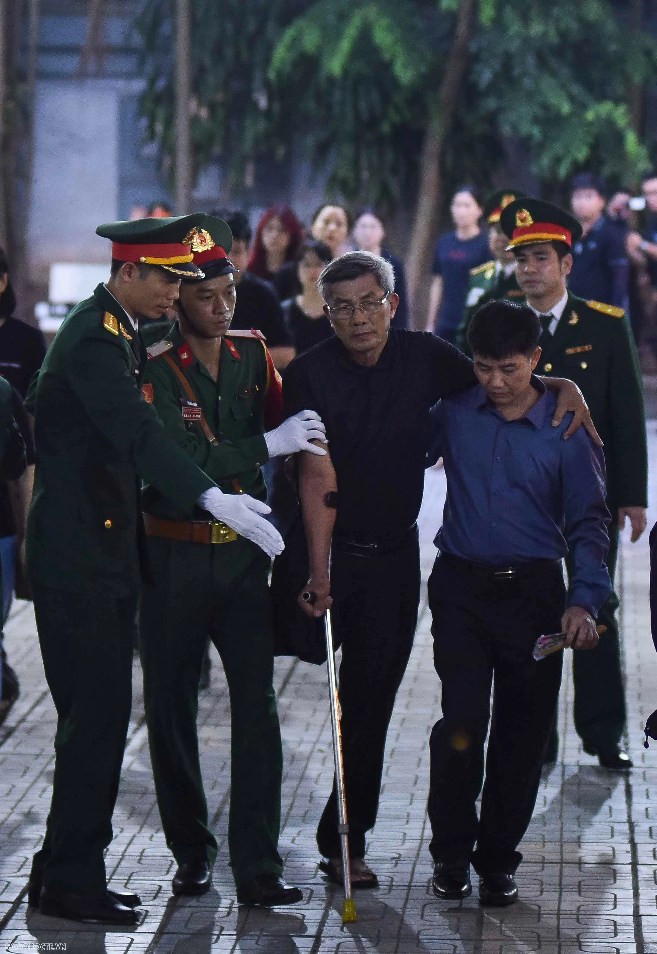 Người dân vào viếng Tổng Bí thư Nguyễn Phú Trọng Người dân vào viếng Tổng Bí thư Nguyễn Phú Trọng