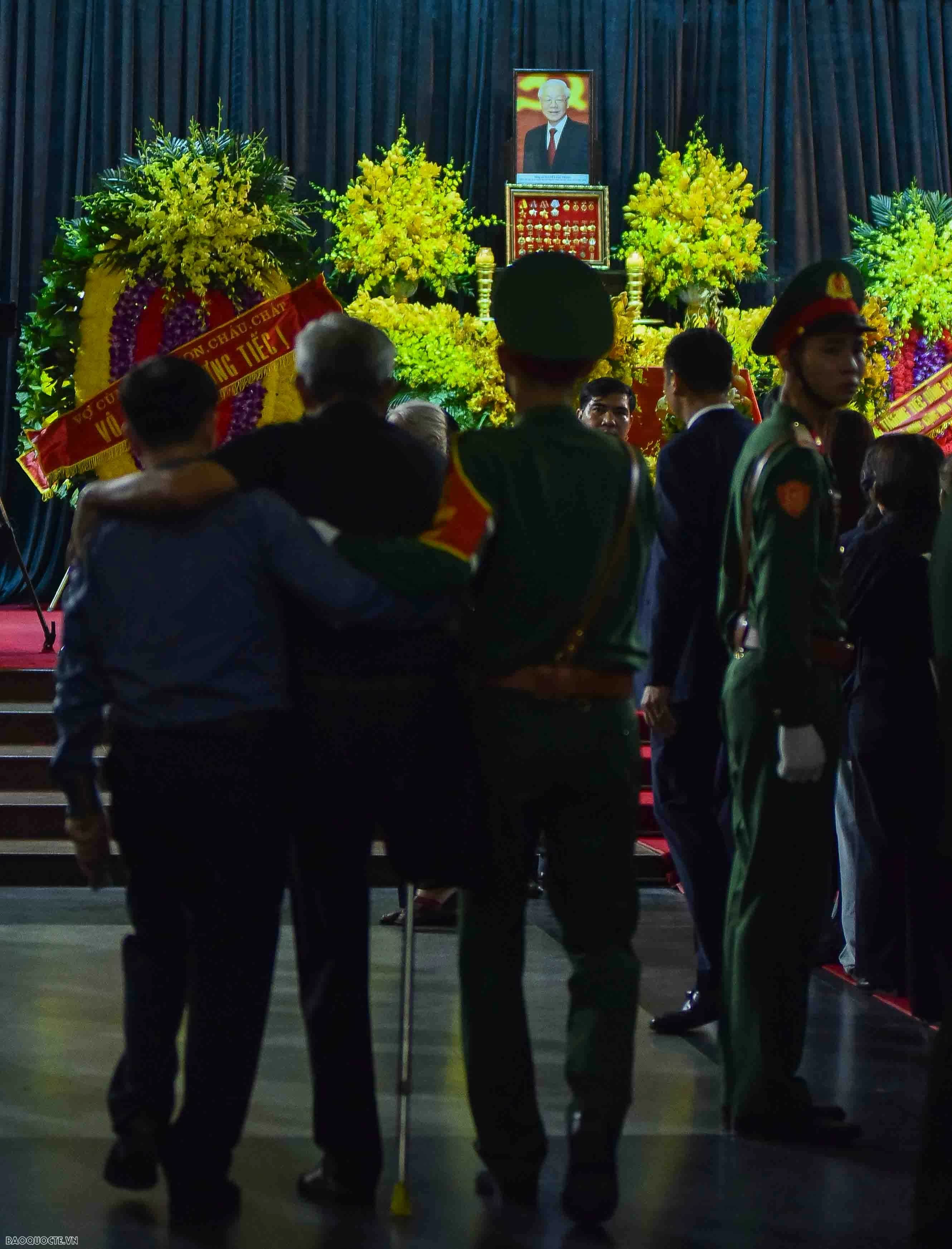 Người dân vượt gần 1.000km ra Hà Nội viếng Tổng Bí thư Nguyễn Phú Trọng Người dân vượt gần 1.000km ra Hà Nội viếng Tổng Bí thư Nguyễn Phú Trọng