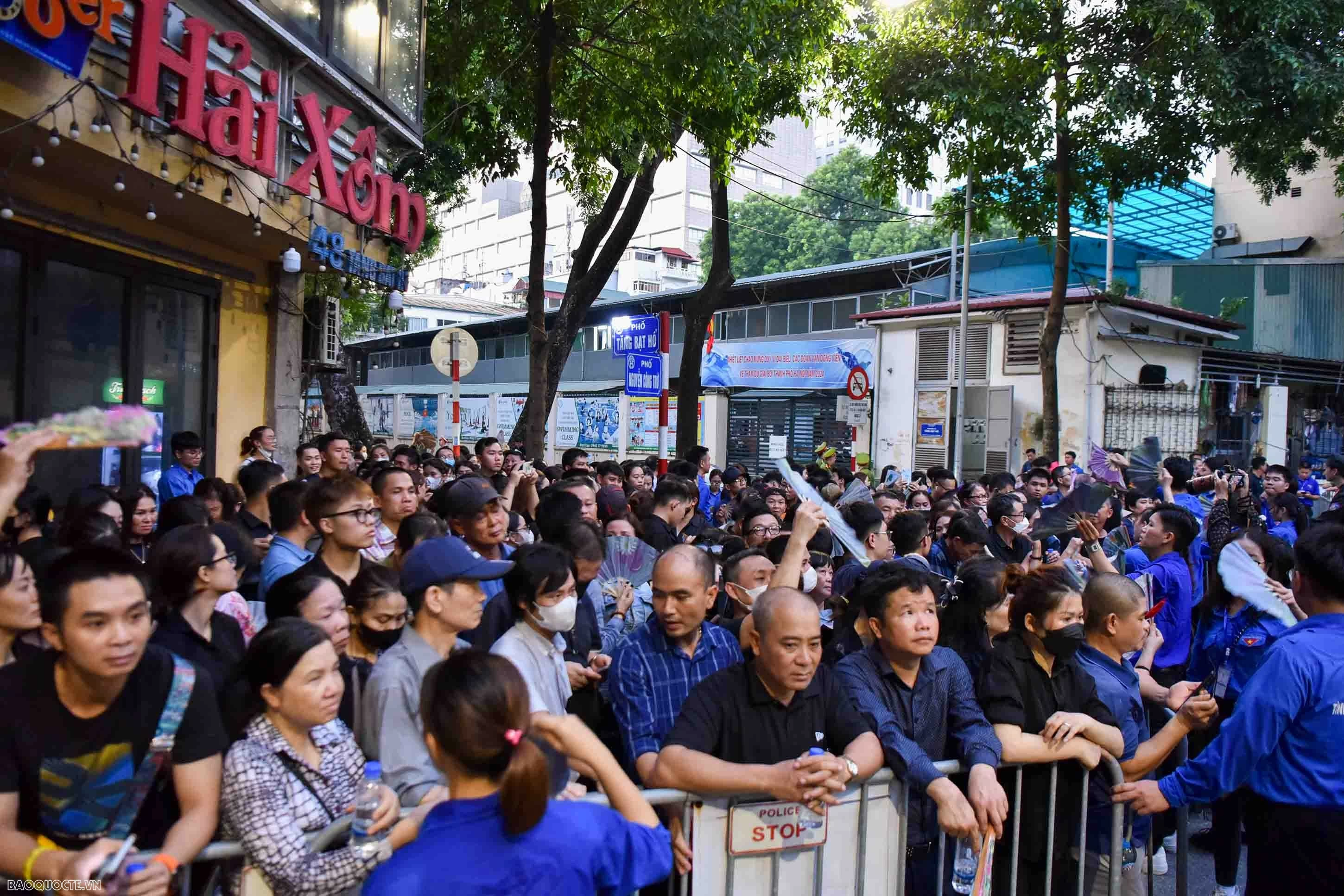 Người dân vượt gần 1.000km ra Hà Nội viếng Tổng Bí thư Nguyễn Phú Trọng Người dân vượt gần 1.000km ra Hà Nội viếng Tổng Bí thư Nguyễn Phú Trọng
