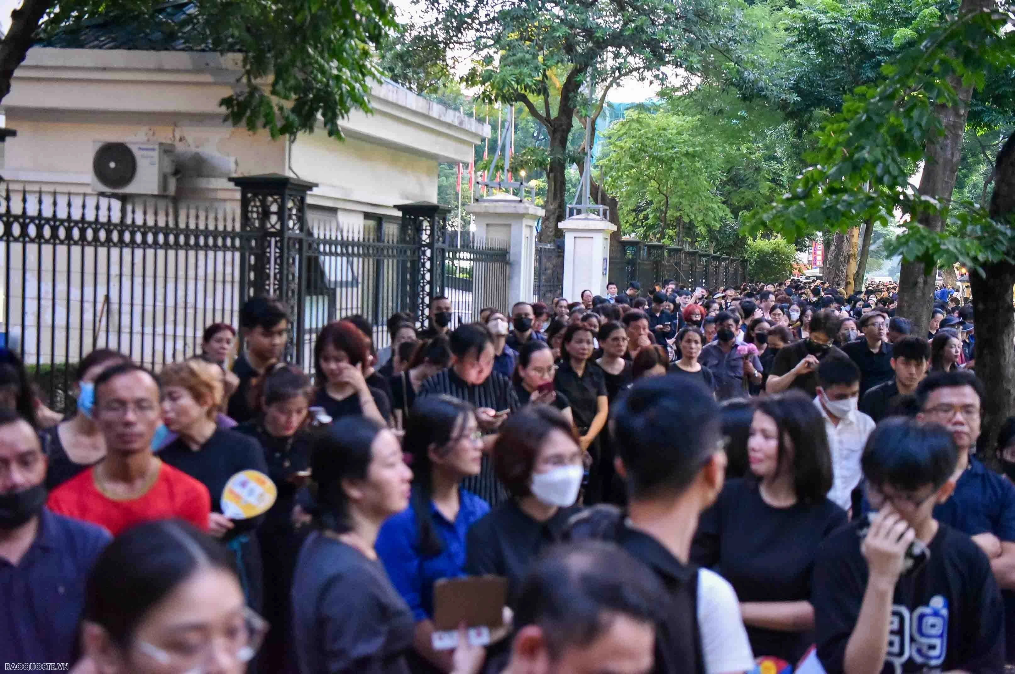 Người dân vượt gần 1.000km ra Hà Nội viếng Tổng Bí thư Nguyễn Phú Trọng Người dân vượt gần 1.000km ra Hà Nội viếng Tổng Bí thư Nguyễn Phú Trọng