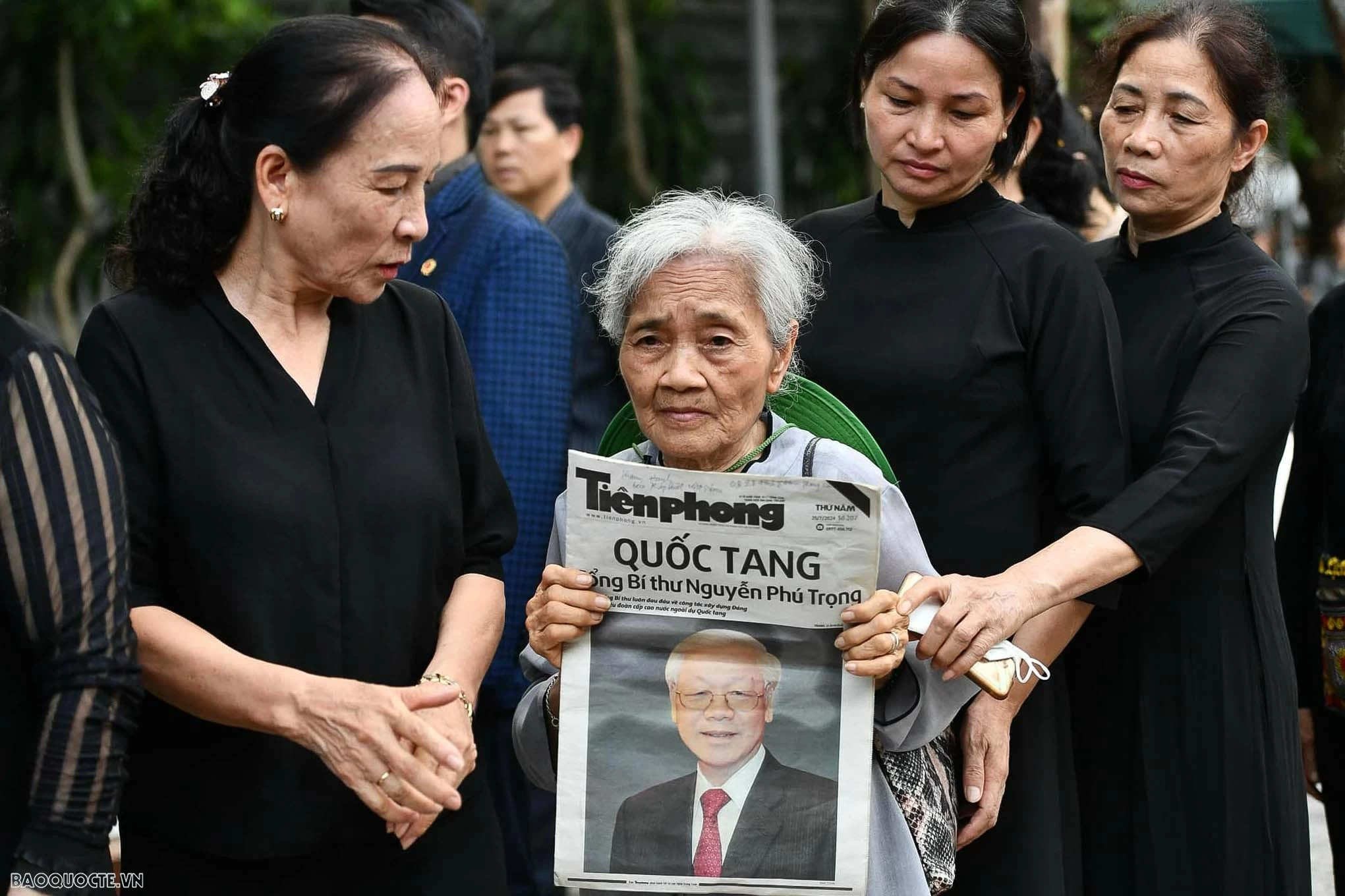 Người dân vượt gần 1.000km ra Hà Nội viếng Tổng Bí thư Nguyễn Phú Trọng Người dân vượt gần 1.000km ra Hà Nội viếng Tổng Bí thư Nguyễn Phú Trọng