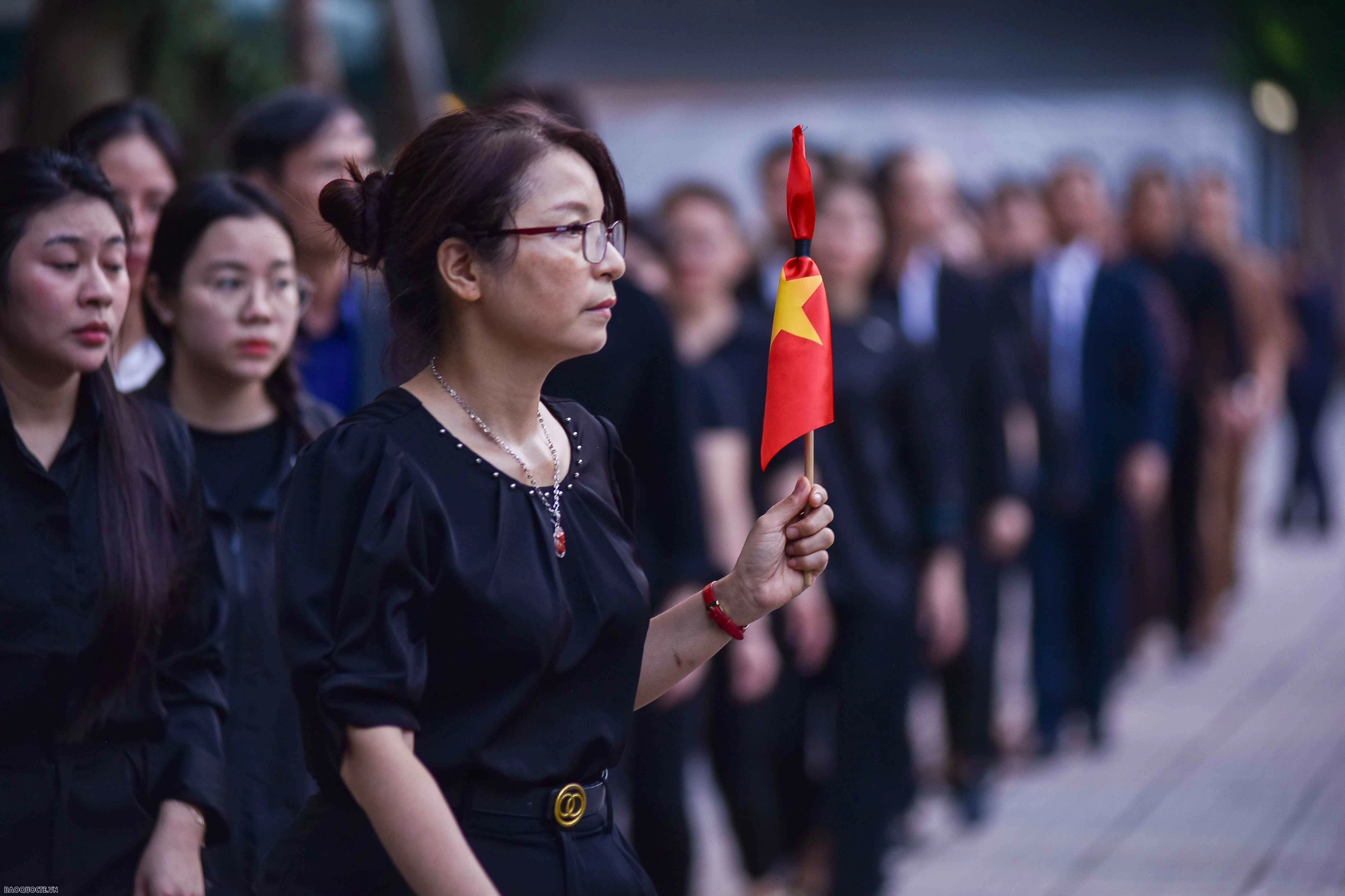 Người dân vượt gần 1.000km ra Hà Nội viếng Tổng Bí thư Nguyễn Phú Trọng Người dân vượt gần 1.000km ra Hà Nội viếng Tổng Bí thư Nguyễn Phú Trọng