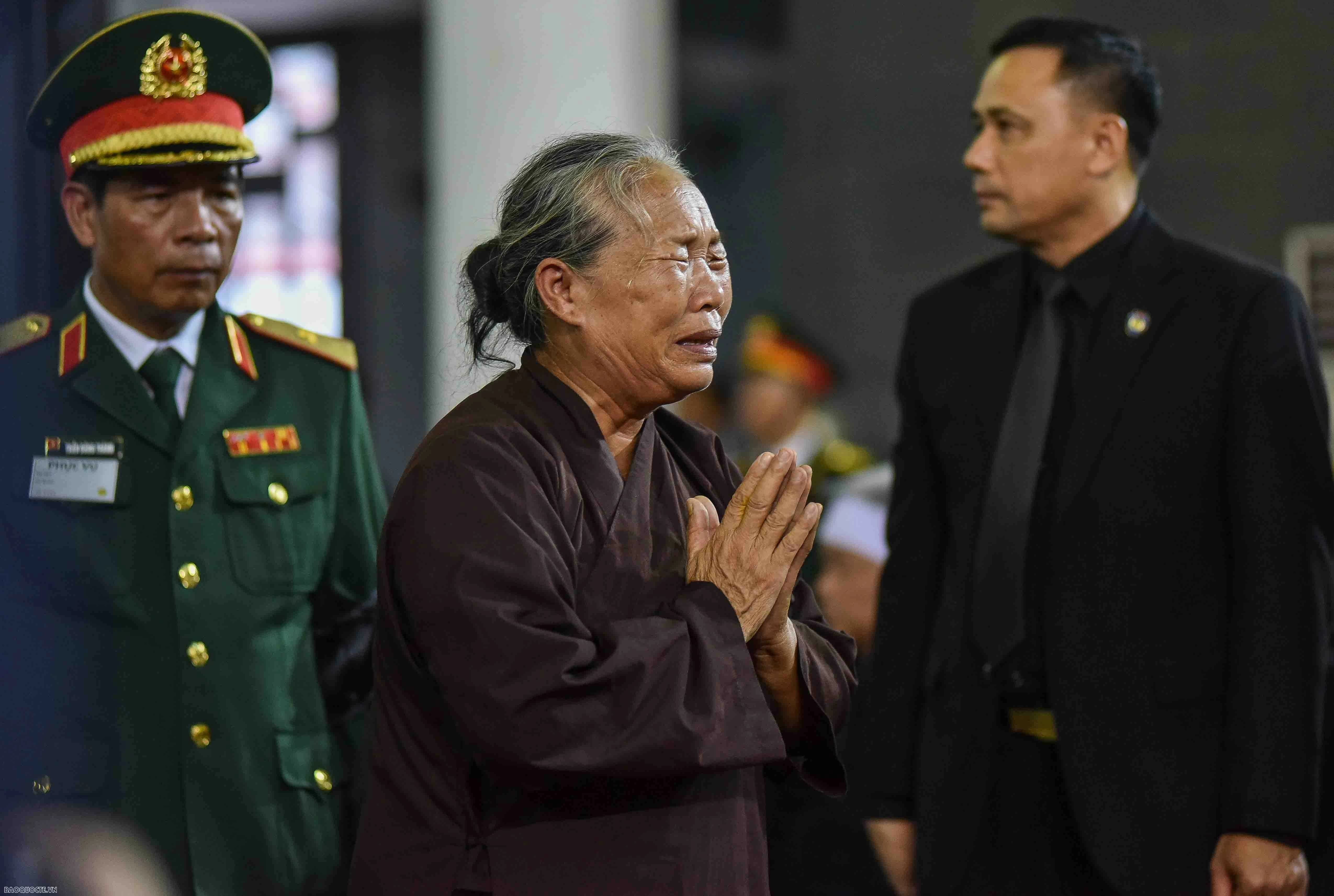 Người dân vượt gần 1.000km ra Hà Nội viếng Tổng Bí thư Nguyễn Phú Trọng Người dân vượt gần 1.000km ra Hà Nội viếng Tổng Bí thư Nguyễn Phú Trọng