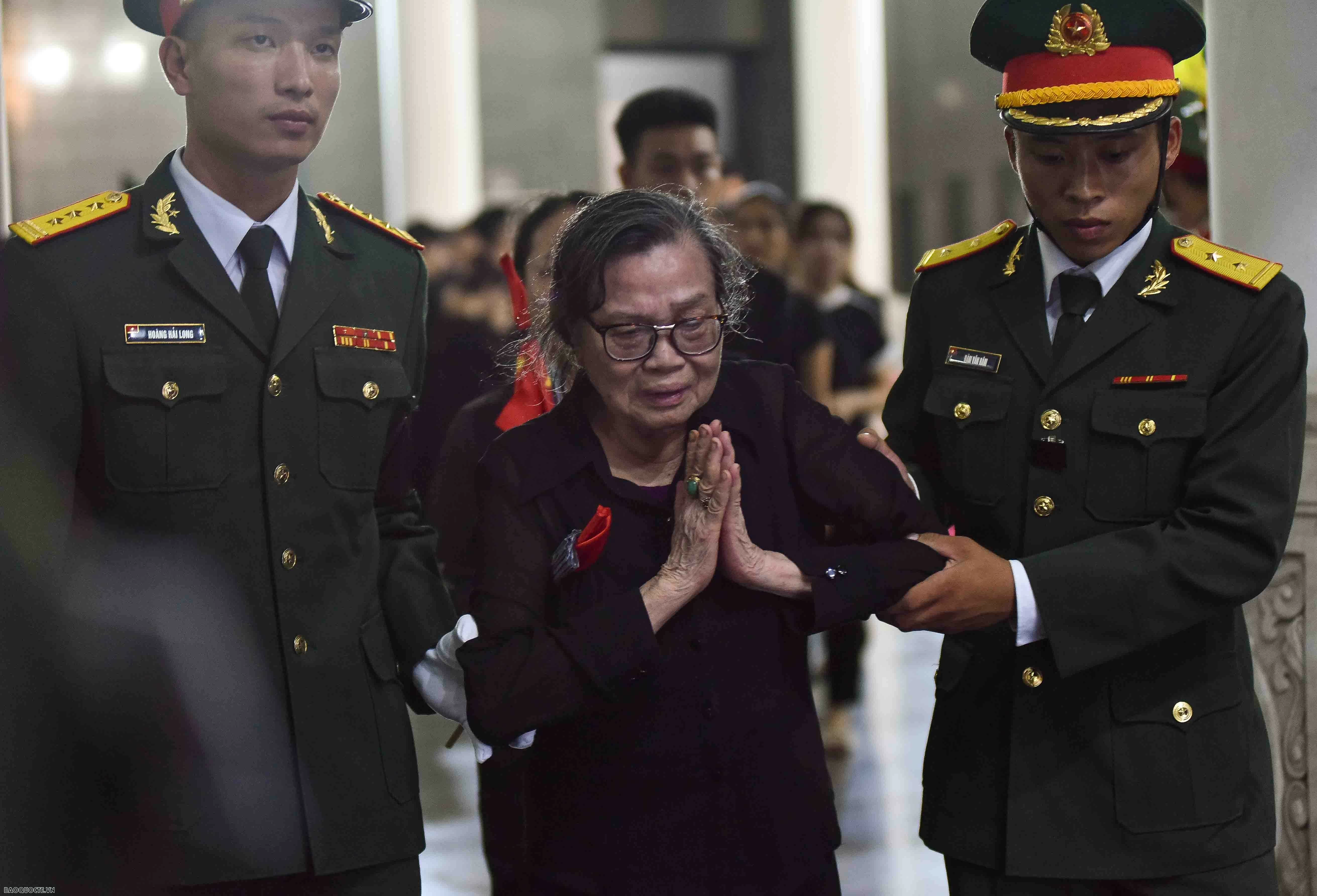 Người dân vượt gần 1.000km ra Hà Nội viếng Tổng Bí thư Nguyễn Phú Trọng Người dân vượt gần 1.000km ra Hà Nội viếng Tổng Bí thư Nguyễn Phú Trọng