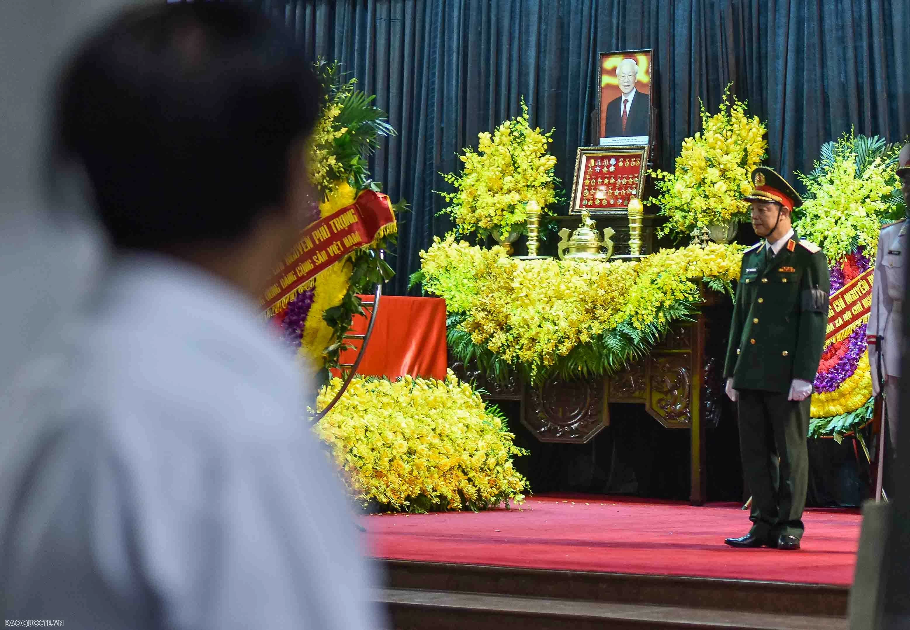 Người dân vượt gần 1.000km ra Hà Nội viếng Tổng Bí thư Nguyễn Phú Trọng Người dân vượt gần 1.000km ra Hà Nội viếng Tổng Bí thư Nguyễn Phú Trọng