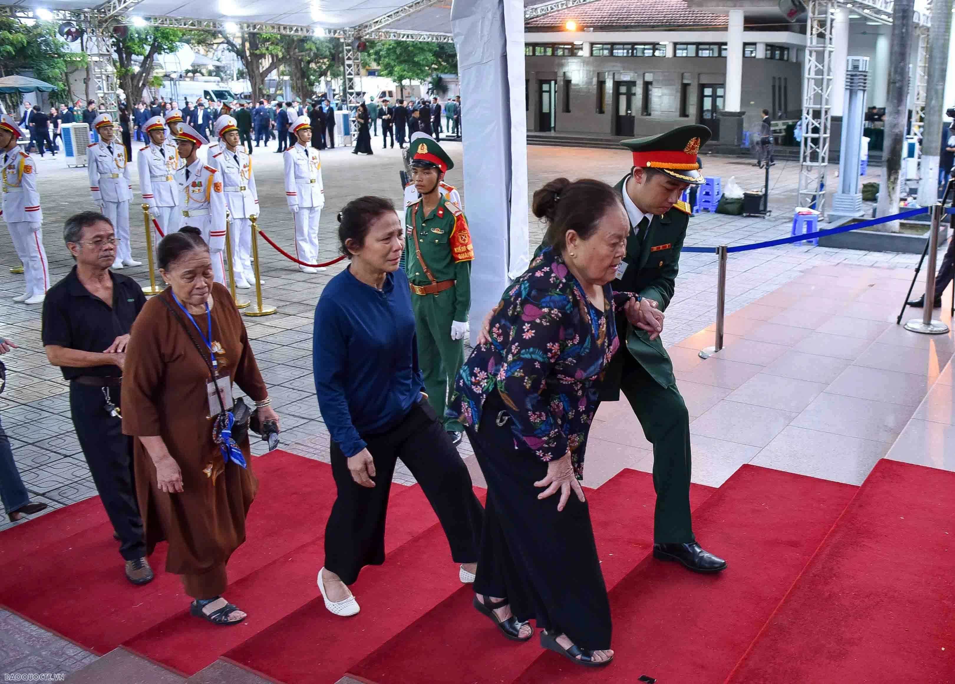 Người dân vượt gần 1.000km ra Hà Nội viếng Tổng Bí thư Nguyễn Phú Trọng Người dân vượt gần 1.000km ra Hà Nội viếng Tổng Bí thư Nguyễn Phú Trọng