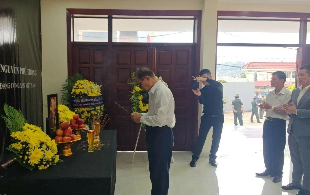 Tổng Lãnh sự quán Việt Nam tại Preah Sihanouk tổ chức lễ viếng Tổng Bí thư Nguyễn Phú Trọng Tổng Lãnh sự quán Việt Nam tại Preah Sihanouk tổ chức lễ viếng Tổng Bí thư Nguyễn Phú Trọng