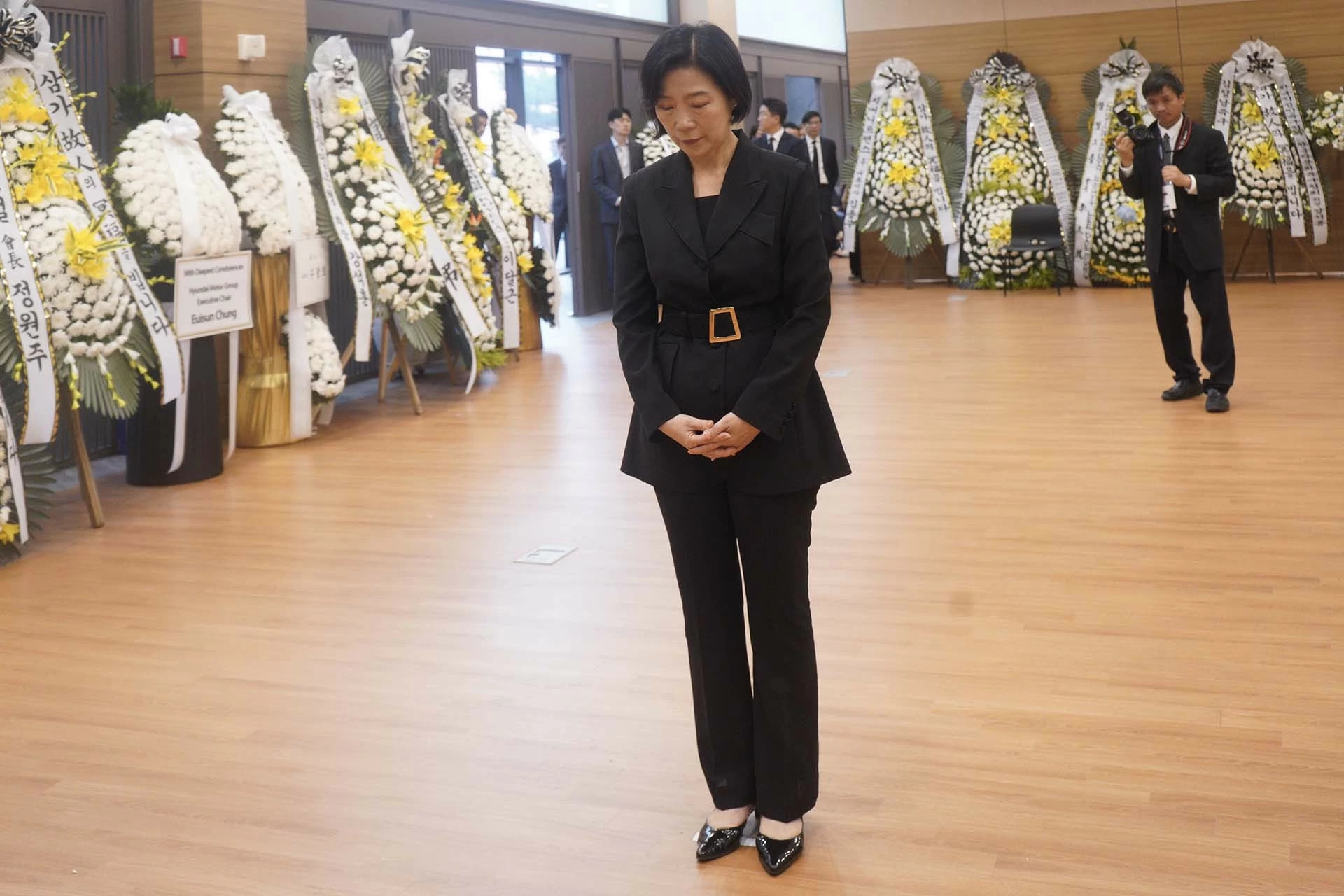 Bộ trưởng Bộ doanh nghiệp nhỏ và vừa và khởi nghiệp Oh Young Ju viếng Tổng Bí thư Nguyễn Phú Trọng. Bộ trưởng Bộ doanh nghiệp nhỏ và vừa và khởi nghiệp Oh Young Ju viếng Tổng Bí thư Nguyễn Phú Trọng.