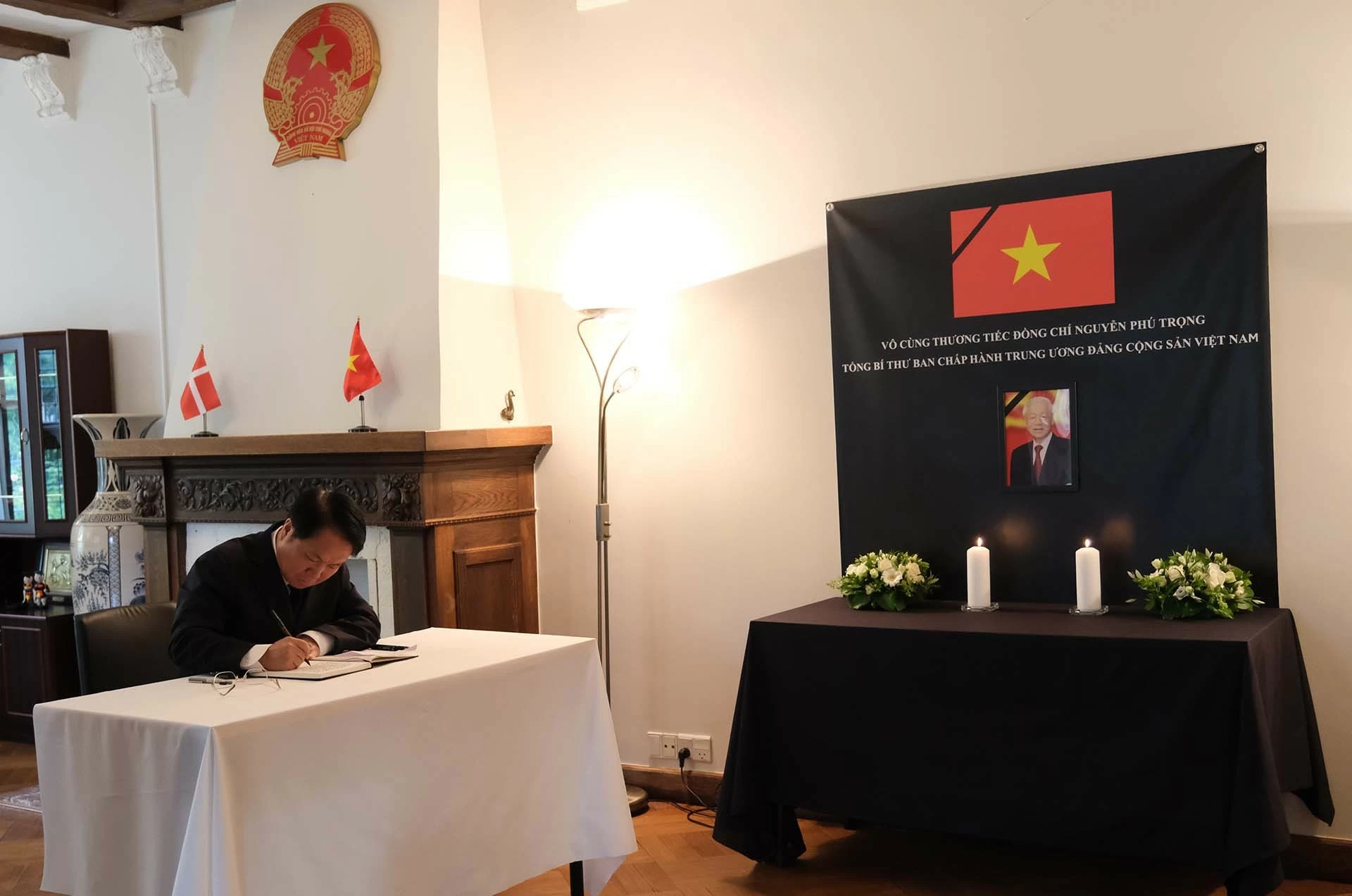 Đại sứ quán Việt Nam tại Đan Mạch tổ chức lễ viếng Tổng Bí thư Nguyễn Phú Trọng Đại sứ quán Việt Nam tại Đan Mạch tổ chức lễ viếng Tổng Bí thư Nguyễn Phú Trọng