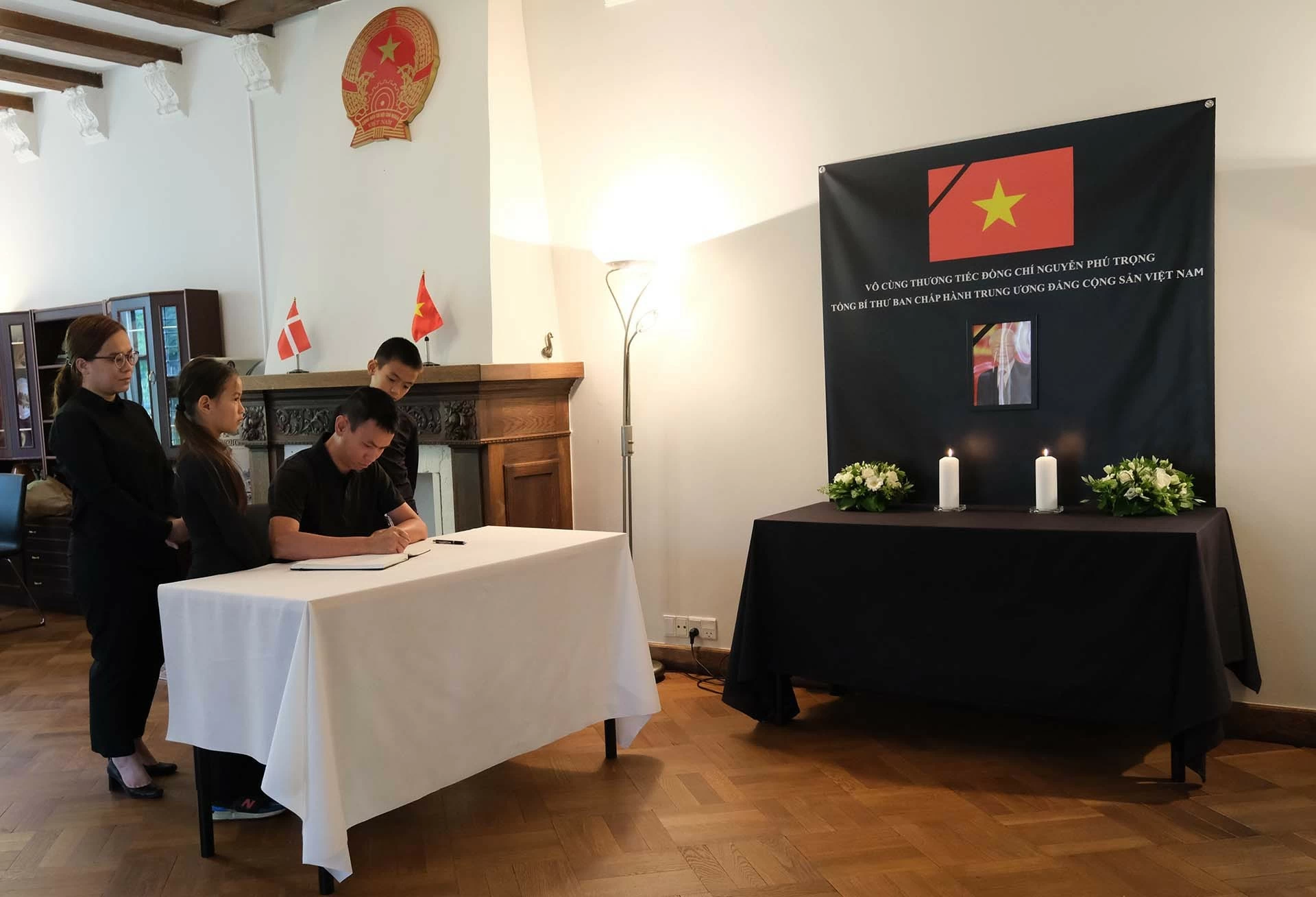 Đại sứ quán Việt Nam tại Đan Mạch tổ chức lễ viếng Tổng Bí thư Nguyễn Phú Trọng Đại sứ quán Việt Nam tại Đan Mạch tổ chức lễ viếng Tổng Bí thư Nguyễn Phú Trọng