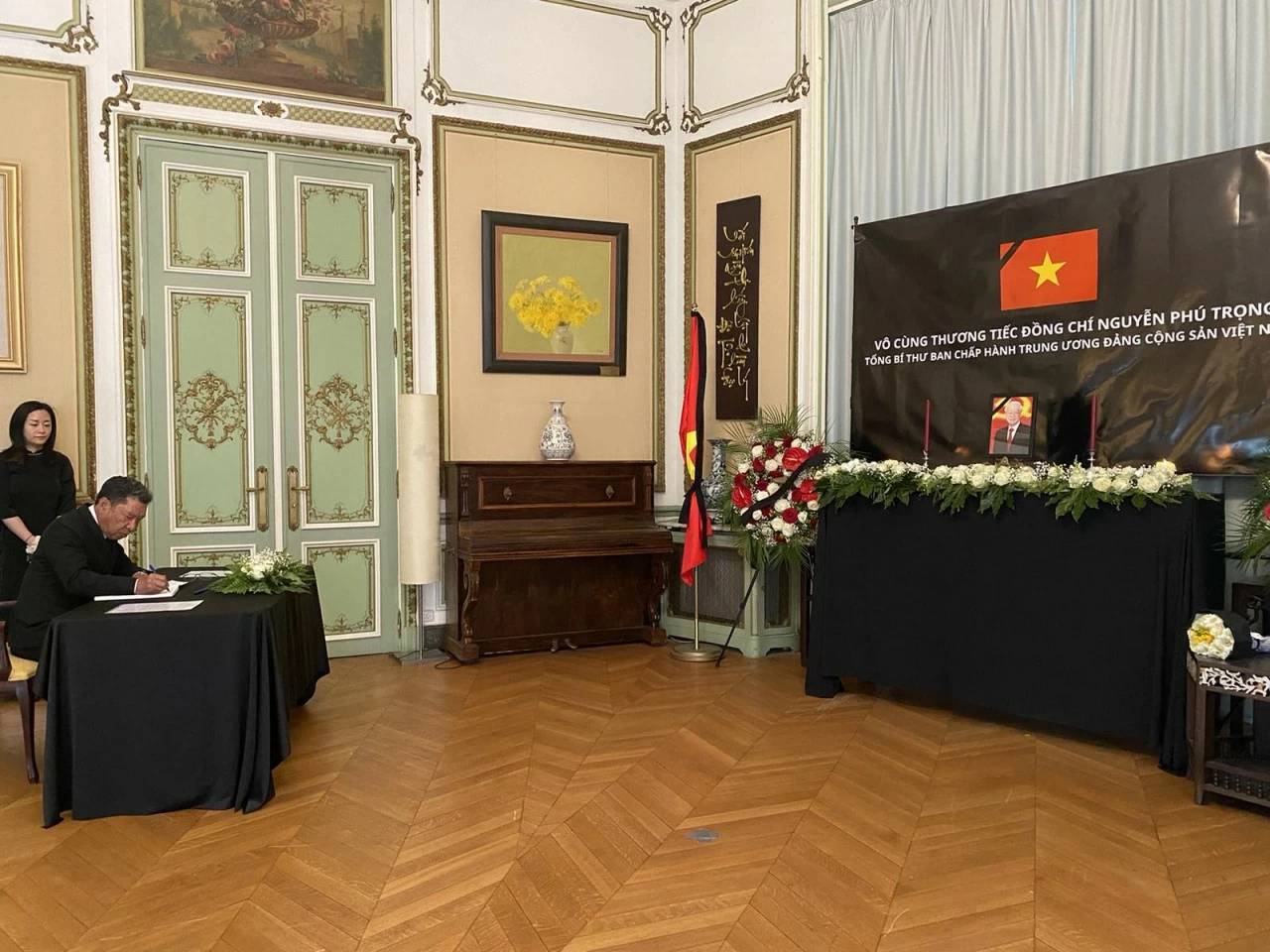 Đại sứ Lào Kingphokeo Phommahaxay ghi sổ tang. Đại sứ Lào Kingphokeo Phommahaxay ghi sổ tang.