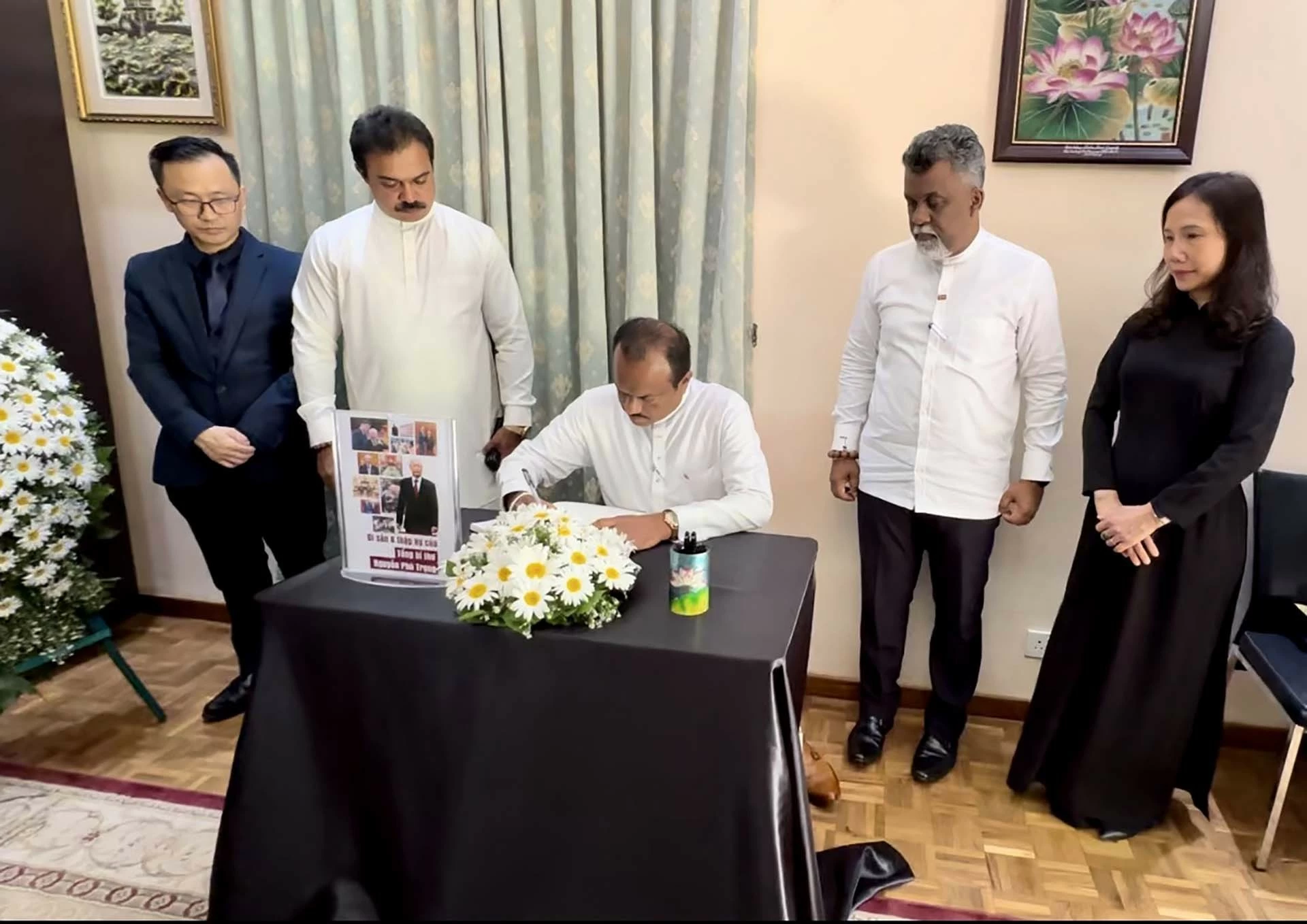 Trang trọng tổ chức lễ viếng Tổng Bí thư Nguyễn Phú Trọng tại Đại sứ quán Việt Nam ở Sri Lanka Trang trọng tổ chức lễ viếng Tổng Bí thư Nguyễn Phú Trọng tại Đại sứ quán Việt Nam ở Sri Lanka