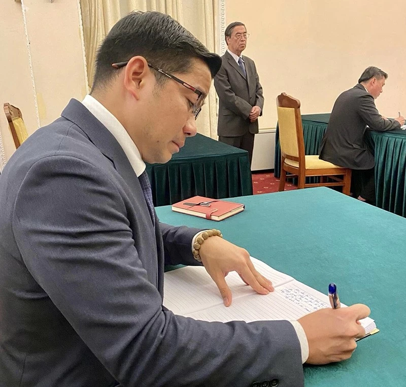 Doanh nhân Phạm Đình Thương – TGĐ Tập đoàn SUN SHINE (Việt kiều tại Nhật Bản). Doanh nhân Phạm Đình Thương – TGĐ Tập đoàn SUN SHINE (Việt kiều tại Nhật Bản).