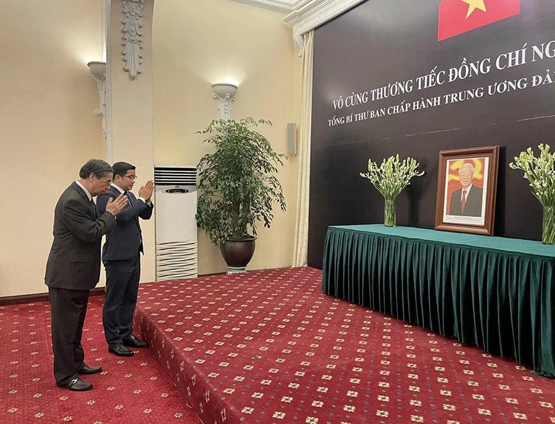 Đại sứ Nguyễn Phú Bình – nguyên Thứ trưởng Bộ Ngoại giao; Chủ tịch Hội ALOV và doanh nhân Kiều bào trong đoàn Cộng đồng người Việt Nam tại nước ngoài kính viếng Tổng Bí thư Nguyễn Phú Trọng. Đại sứ Nguyễn Phú Bình – nguyên Thứ trưởng Bộ Ngoại giao; Chủ tịch Hội ALOV và doanh nhân Kiều bào trong đoàn Cộng đồng người Việt Nam tại nước ngoài kính viếng Tổng Bí thư Nguyễn Phú Trọng.