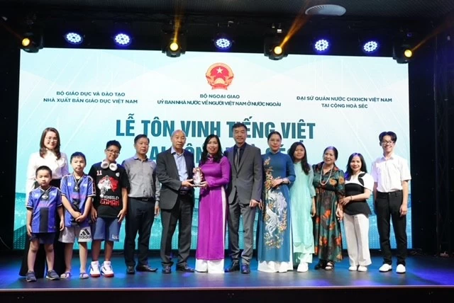 Người Việt tại Czech phát huy thế mạnh mô hình hội đoàn kiểu mẫu Người Việt tại Czech phát huy thế mạnh mô hình hội đoàn kiểu mẫu