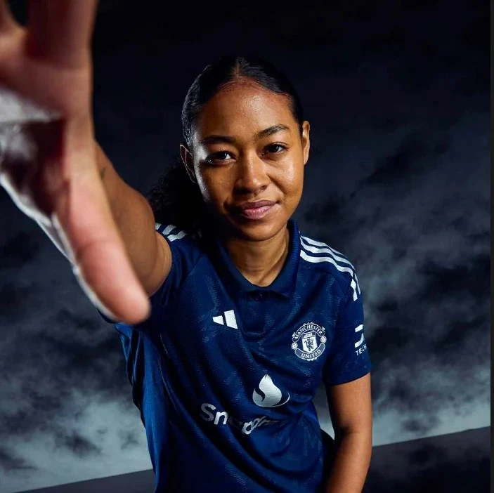 MU ra mắt mẫu áo đấu mới trên sân khách tương đồng áo truyền thống Chelsea MU ra mắt mẫu áo đấu mới trên sân khách tương đồng áo truyền thống Chelsea