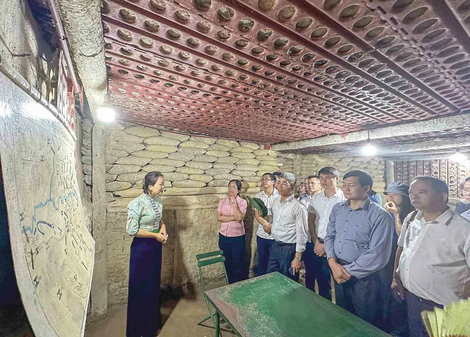 Đoàn công tác tham quan hầm Đờ Cát. (Ảnh: Nguyễn Hồng) Đoàn công tác tham quan hầm Đờ Cát. (Ảnh: Nguyễn Hồng)