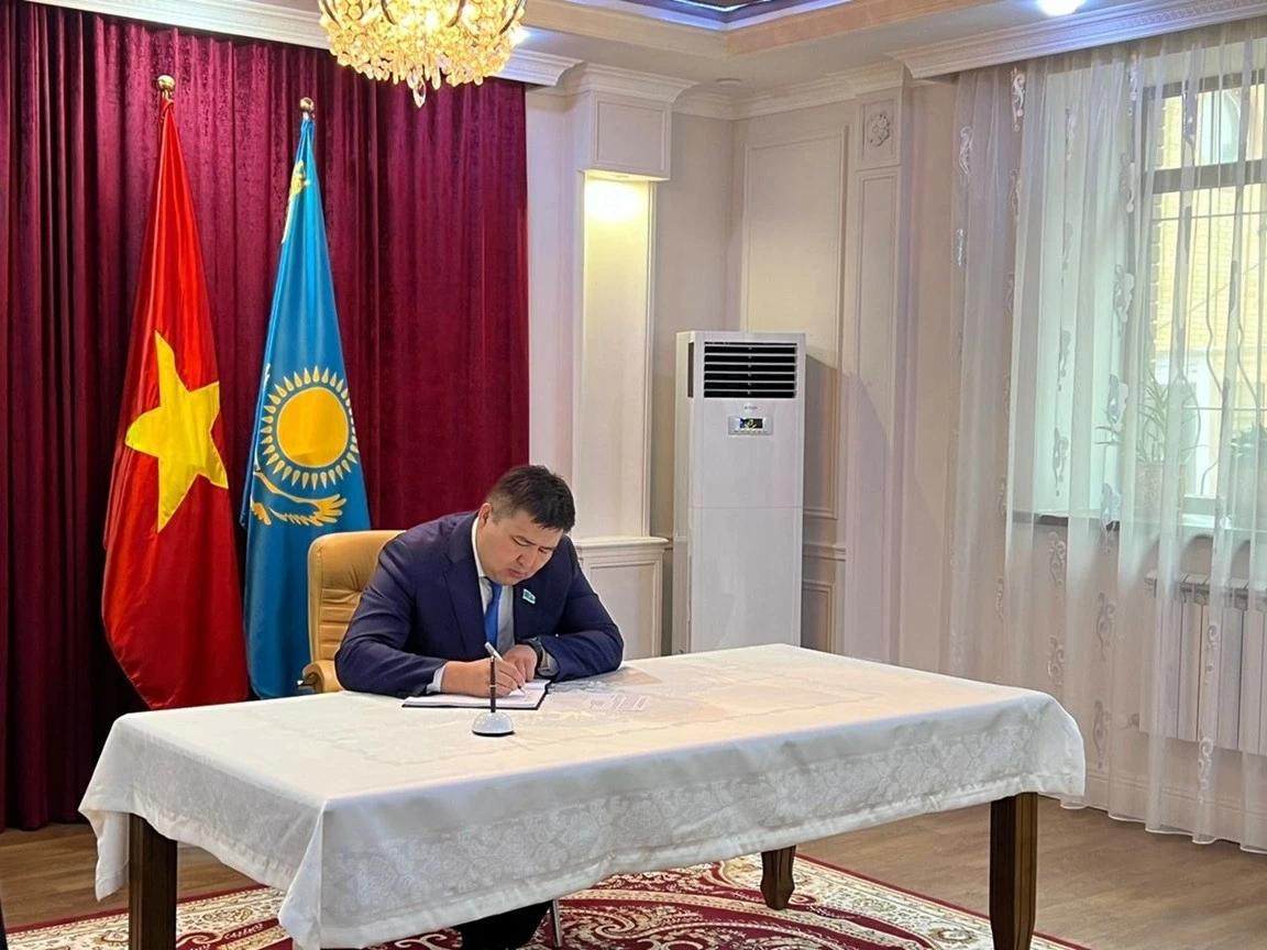 Các CQĐD ngoại giao nước ngoài và một số ban ngành Kazakhstan tiếp tục đến viếng và ký sổ tang Tổng Bí thư Nguyễn Phú Trọng Các CQĐD ngoại giao nước ngoài và một số ban ngành Kazakhstan tiếp tục đến viếng và ký sổ tang Tổng Bí thư Nguyễn Phú Trọng