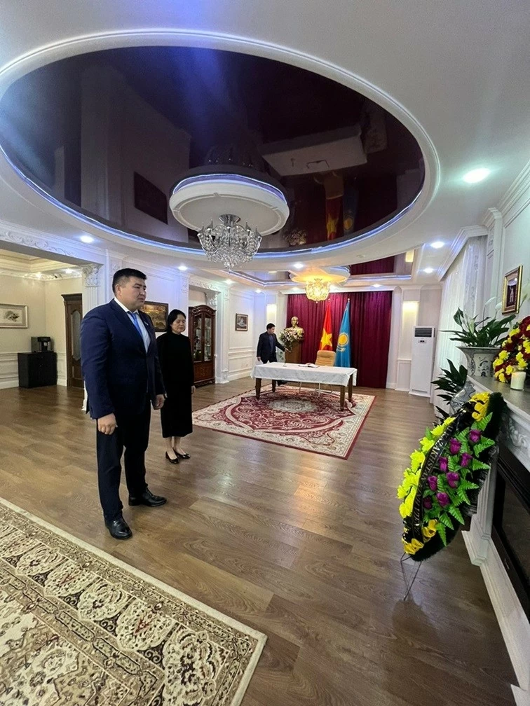 Các CQĐD ngoại giao nước ngoài và một số ban ngành Kazakhstan tiếp tục đến viếng và ký sổ tang Tổng Bí thư Nguyễn Phú Trọng Các CQĐD ngoại giao nước ngoài và một số ban ngành Kazakhstan tiếp tục đến viếng và ký sổ tang Tổng Bí thư Nguyễn Phú Trọng