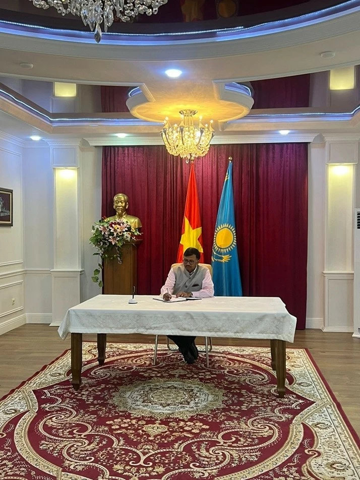 Các CQĐD ngoại giao nước ngoài và một số ban ngành Kazakhstan tiếp tục đến viếng và ký sổ tang Tổng Bí thư Nguyễn Phú Trọng Các CQĐD ngoại giao nước ngoài và một số ban ngành Kazakhstan tiếp tục đến viếng và ký sổ tang Tổng Bí thư Nguyễn Phú Trọng