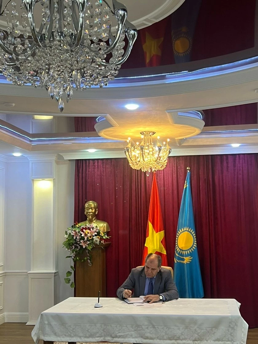 Các CQĐD ngoại giao nước ngoài và một số ban ngành Kazakhstan tiếp tục đến viếng và ký sổ tang Tổng Bí thư Nguyễn Phú Trọng Các CQĐD ngoại giao nước ngoài và một số ban ngành Kazakhstan tiếp tục đến viếng và ký sổ tang Tổng Bí thư Nguyễn Phú Trọng