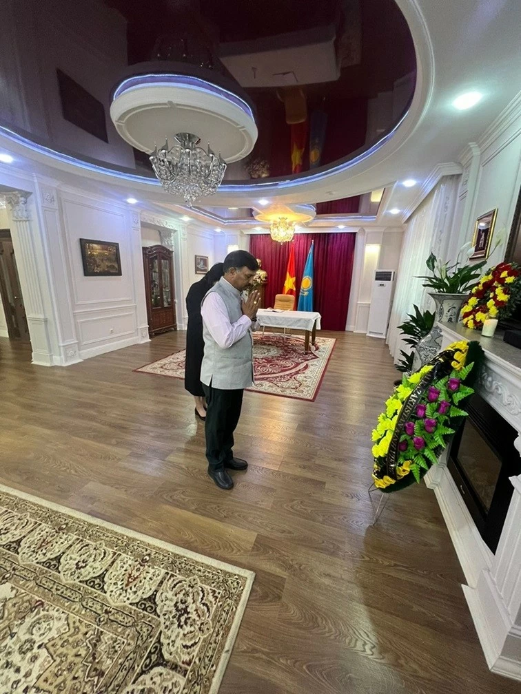 Các CQĐD ngoại giao nước ngoài và một số ban ngành Kazakhstan tiếp tục đến viếng và ký sổ tang Tổng Bí thư Nguyễn Phú Trọng Các CQĐD ngoại giao nước ngoài và một số ban ngành Kazakhstan tiếp tục đến viếng và ký sổ tang Tổng Bí thư Nguyễn Phú Trọng