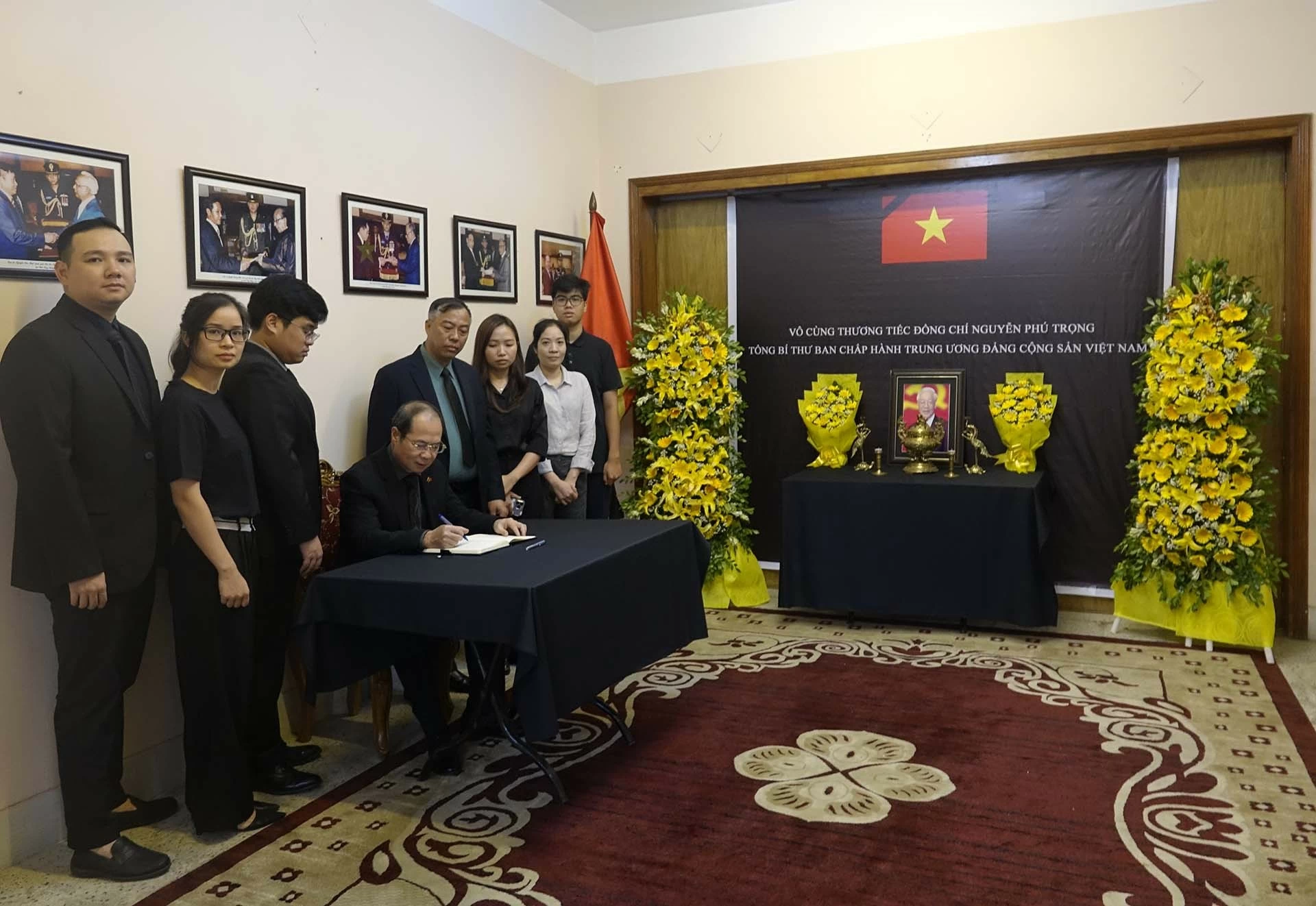 Đại sứ Nguyễn Mạnh Cường và tập thể Đại sứ quán Việt Nam tại Bangladesh viếng Tổng Bí thư Nguyễn Phú Trọng. Đại sứ Nguyễn Mạnh Cường và tập thể Đại sứ quán Việt Nam tại Bangladesh viếng Tổng Bí thư Nguyễn Phú Trọng.