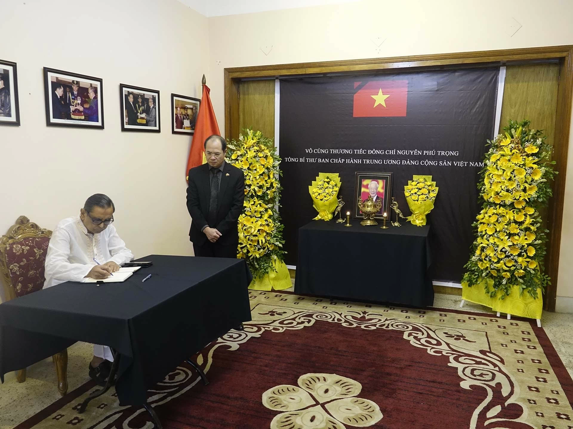 Ông Rashed Khan Menon, Nghị sĩ Quốc hội, Chủ tịch Đảng công nhân ghi sổ tang chia buồn. Ông Rashed Khan Menon, Nghị sĩ Quốc hội, Chủ tịch Đảng công nhân ghi sổ tang chia buồn.