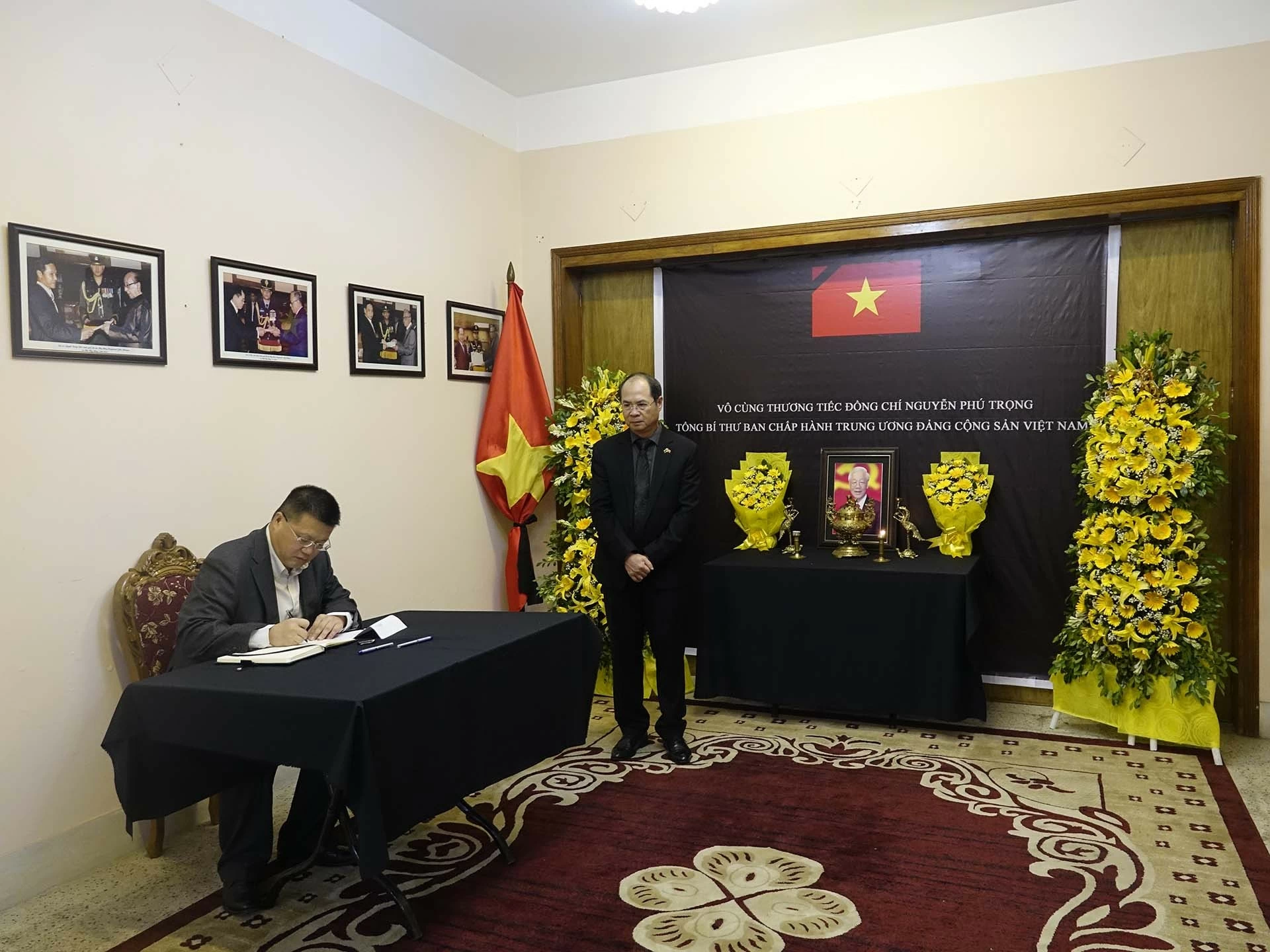 Đại sứ Trung Quốc tại Bangladesh Yao Wen ghi sổ tang. Đại sứ Trung Quốc tại Bangladesh Yao Wen ghi sổ tang.