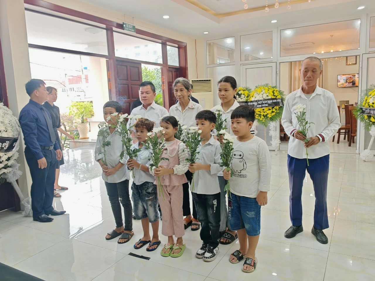 Đoàn Giáo viên, học sinh lớp dạy tiếng Việt tỉnh Preah Sihanouk dâng hoa tưởng nhớ Tổng Bí thư Nguyễn Phú Trọng. Đoàn Giáo viên, học sinh lớp dạy tiếng Việt tỉnh Preah Sihanouk dâng hoa tưởng nhớ Tổng Bí thư Nguyễn Phú Trọng.