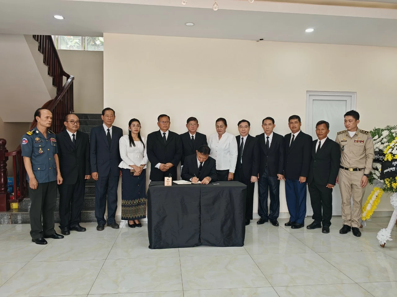 Chủ tịch Hội đồng tịnh Kampot Tak Hab viết sổ tang tưởng nhớ Tổng Bí thư Nguyễn Phú Trọng. Chủ tịch Hội đồng tịnh Kampot Tak Hab viết sổ tang tưởng nhớ Tổng Bí thư Nguyễn Phú Trọng.