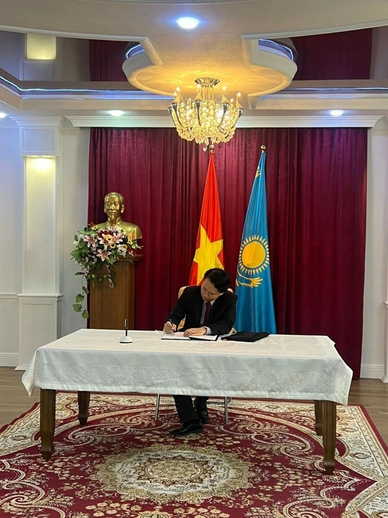 Các CQĐD ngoại giao nước ngoài và một số ban ngành Kazakhstan tiếp tục đến viếng và ký sổ tang Tổng Bí thư Nguyễn Phú Trọng Các CQĐD ngoại giao nước ngoài và một số ban ngành Kazakhstan tiếp tục đến viếng và ký sổ tang Tổng Bí thư Nguyễn Phú Trọng