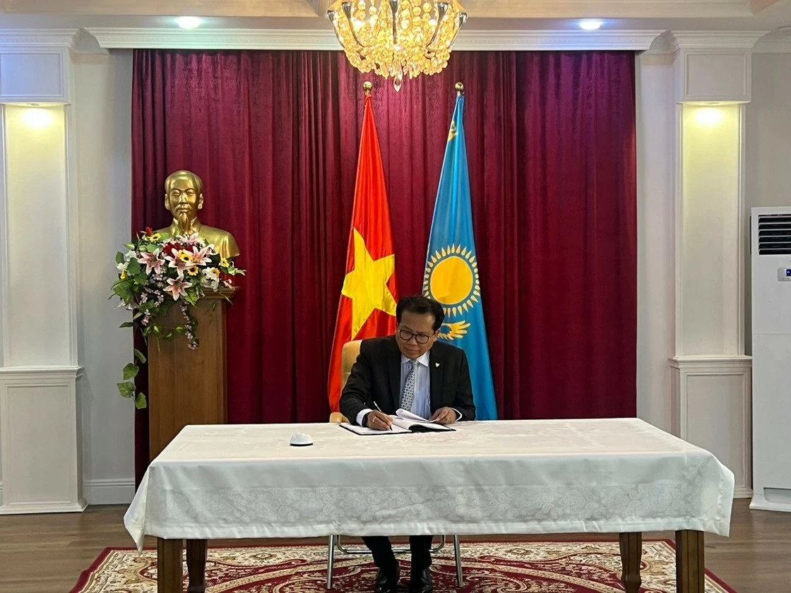 Các CQĐD ngoại giao nước ngoài và một số ban ngành Kazakhstan tiếp tục đến viếng và ký sổ tang Tổng Bí thư Nguyễn Phú Trọng Các CQĐD ngoại giao nước ngoài và một số ban ngành Kazakhstan tiếp tục đến viếng và ký sổ tang Tổng Bí thư Nguyễn Phú Trọng