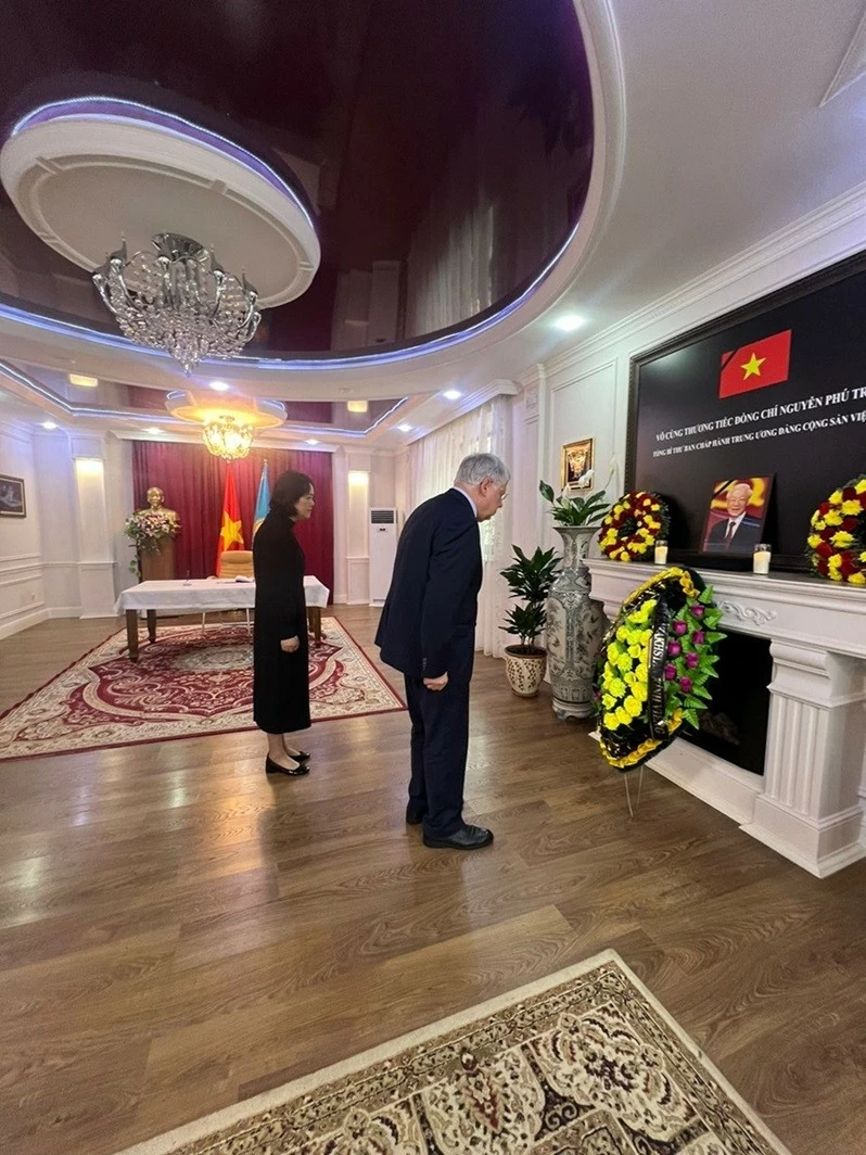 Các CQĐD ngoại giao nước ngoài và một số ban ngành Kazakhstan tiếp tục đến viếng và ký sổ tang Tổng Bí thư Nguyễn Phú Trọng Các CQĐD ngoại giao nước ngoài và một số ban ngành Kazakhstan tiếp tục đến viếng và ký sổ tang Tổng Bí thư Nguyễn Phú Trọng