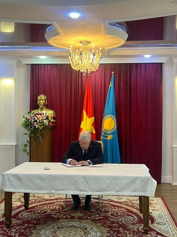 Các CQĐD ngoại giao nước ngoài và một số ban ngành Kazakhstan tiếp tục đến viếng và ký sổ tang Tổng Bí thư Nguyễn Phú Trọng Các CQĐD ngoại giao nước ngoài và một số ban ngành Kazakhstan tiếp tục đến viếng và ký sổ tang Tổng Bí thư Nguyễn Phú Trọng