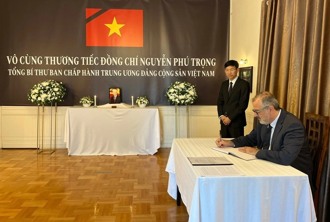 Lễ viếng và ghi sổ tang đồng chí Tổng Bí thư Nguyễn Phú Trọng tại Đại sứ quán Việt Nam tại Hy Lạp Lễ viếng và ghi sổ tang đồng chí Tổng Bí thư Nguyễn Phú Trọng tại Đại sứ quán Việt Nam tại Hy Lạp