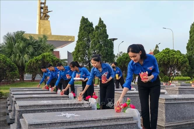 Kỷ niệm 77 năm Ngày Thương binh - Liệt sĩ (27/7): Tuổi trẻ cả nước thắp nến tri ân các Anh hùng liệt sĩ Kỷ niệm 77 năm Ngày Thương binh - Liệt sĩ (27/7): Tuổi trẻ cả nước thắp nến tri ân các Anh hùng liệt sĩ
