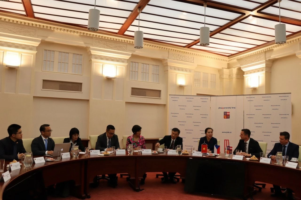 Thứ trưởng Lê Thị Thu Hằng chủ trì Lễ tôn vinh tiếng Việt tại thành phố Brno và vùng Nam Morava Thứ trưởng Lê Thị Thu Hằng chủ trì Lễ tôn vinh tiếng Việt tại thành phố Brno và vùng Nam Morava