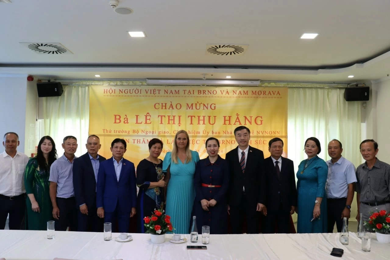 Thứ trưởng Lê Thị Thu Hằng chủ trì Lễ tôn vinh tiếng Việt tại thành phố Brno và vùng Nam Morava Thứ trưởng Lê Thị Thu Hằng chủ trì Lễ tôn vinh tiếng Việt tại thành phố Brno và vùng Nam Morava